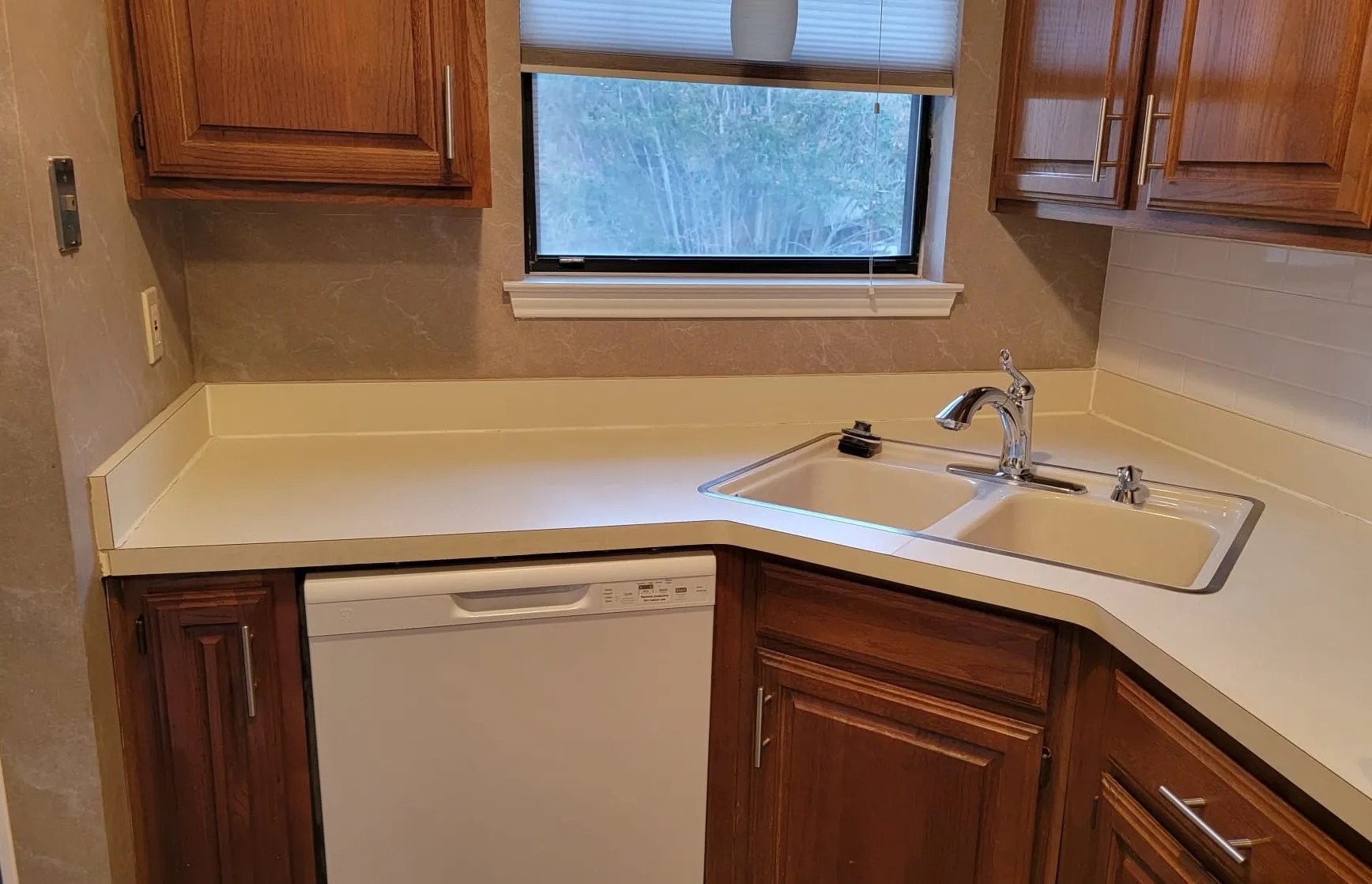 Condominium For Rent in Tarrant County , 2103 Friendly Drive 3222, Arlington, Texas 76011, 2 Bedrooms, 1 Bathroom, Garage spaces, 963 Sqft, built in 1982, Price $1,450, mls#21331501, Real Estate Agent in Arlington, Homes For Rent in Tarrant county, Homes For Rent in Arlington, Realtor in Arlington Texas, Real Estate Brokerage Independent Realty Texas, Luminita Cordes Realtor