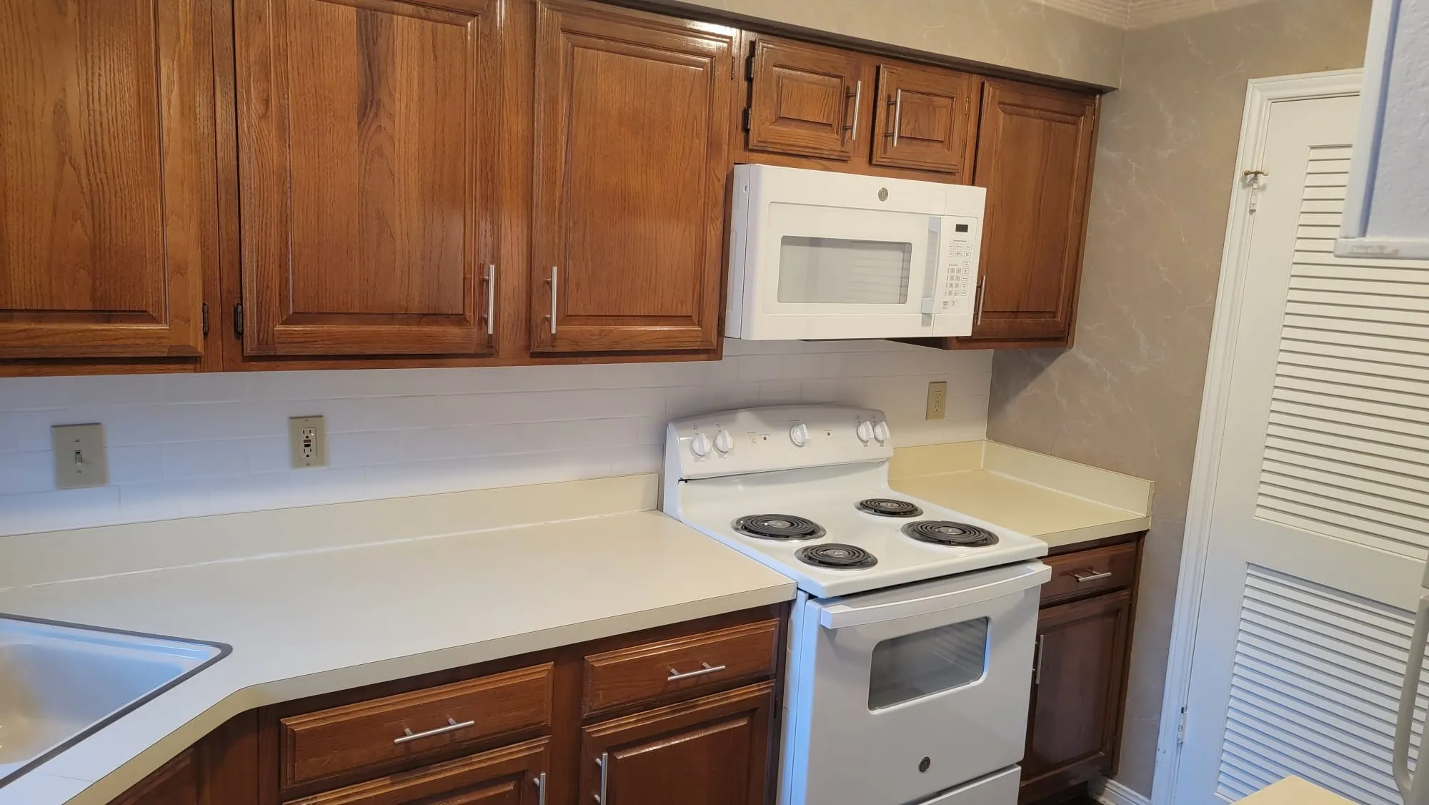 Condominium For Rent in Tarrant County , 2103 Friendly Drive 3222, Arlington, Texas 76011, 2 Bedrooms, 1 Bathroom, Garage spaces, 963 Sqft, built in 1982, Price $1,450, mls#21331501, Real Estate Agent in Arlington, Homes For Rent in Tarrant county, Homes For Rent in Arlington, Realtor in Arlington Texas, Real Estate Brokerage Independent Realty Texas, Luminita Cordes Realtor