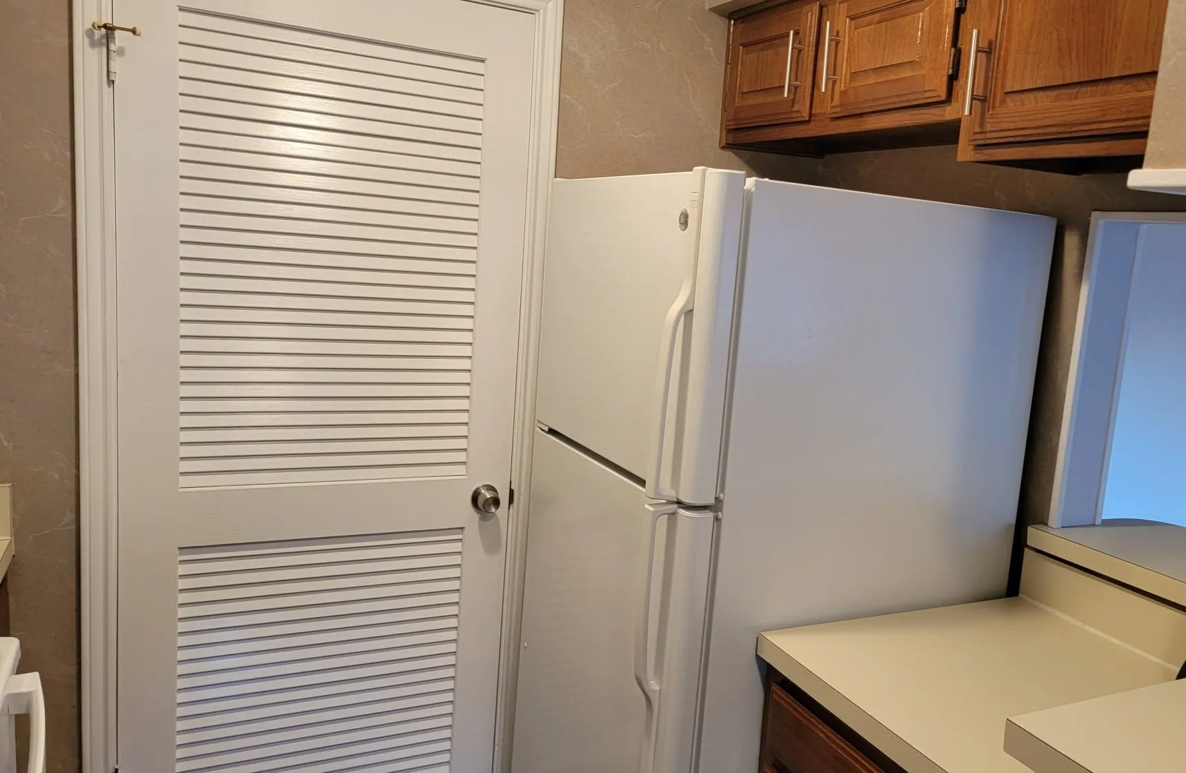 Condominium For Rent in Tarrant County , 2103 Friendly Drive 3222, Arlington, Texas 76011, 2 Bedrooms, 1 Bathroom, Garage spaces, 963 Sqft, built in 1982, Price $1,450, mls#21331501, Real Estate Agent in Arlington, Homes For Rent in Tarrant county, Homes For Rent in Arlington, Realtor in Arlington Texas, Real Estate Brokerage Independent Realty Texas, Luminita Cordes Realtor