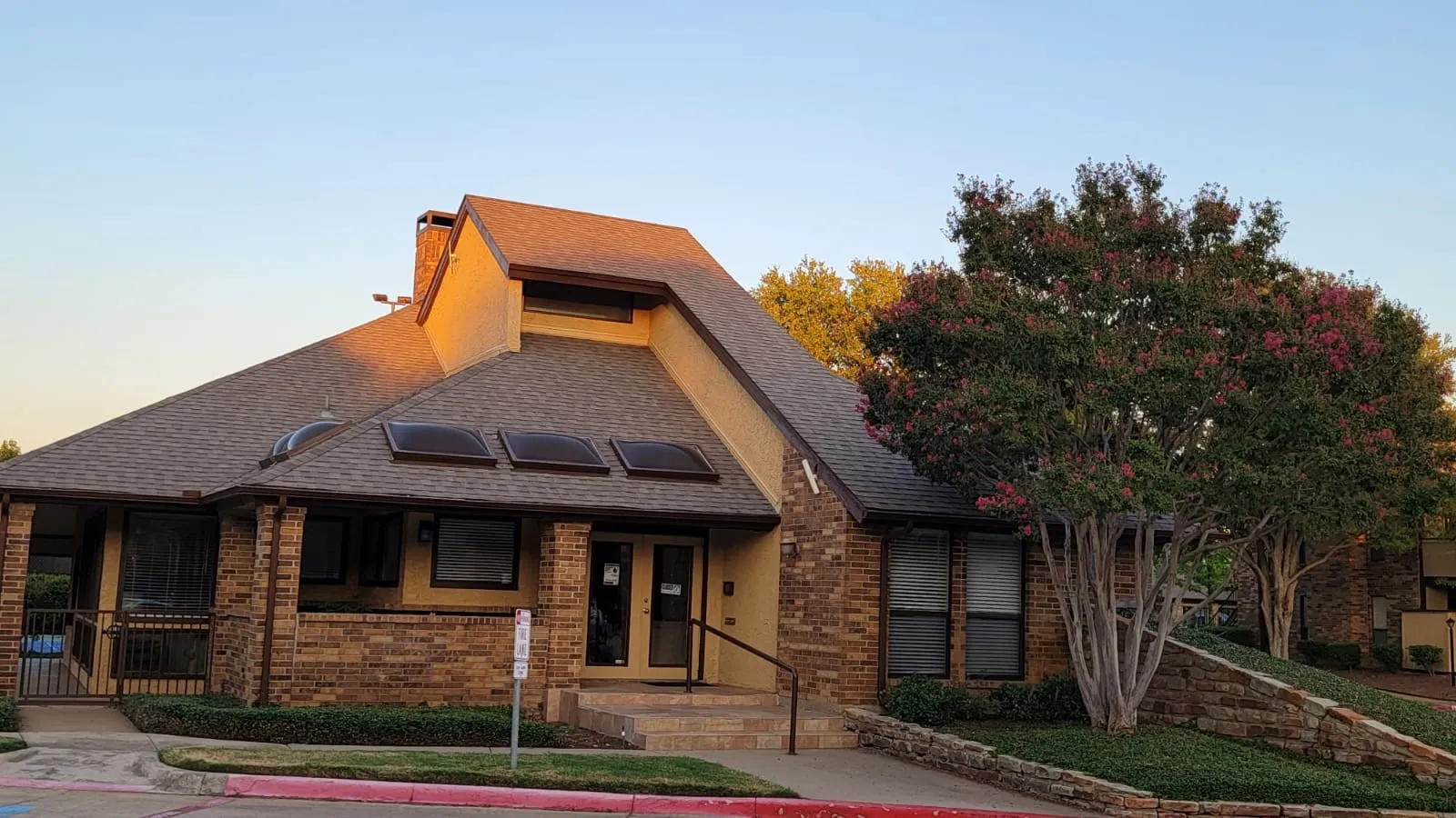 Condominium For Rent in Tarrant County , 2103 Friendly Drive 3222, Arlington, Texas 76011, 2 Bedrooms, 1 Bathroom, Garage spaces, 963 Sqft, built in 1982, Price $1,450, mls#21331501, Real Estate Agent in Arlington, Homes For Rent in Tarrant county, Homes For Rent in Arlington, Realtor in Arlington Texas, Real Estate Brokerage Independent Realty Texas, Luminita Cordes Realtor