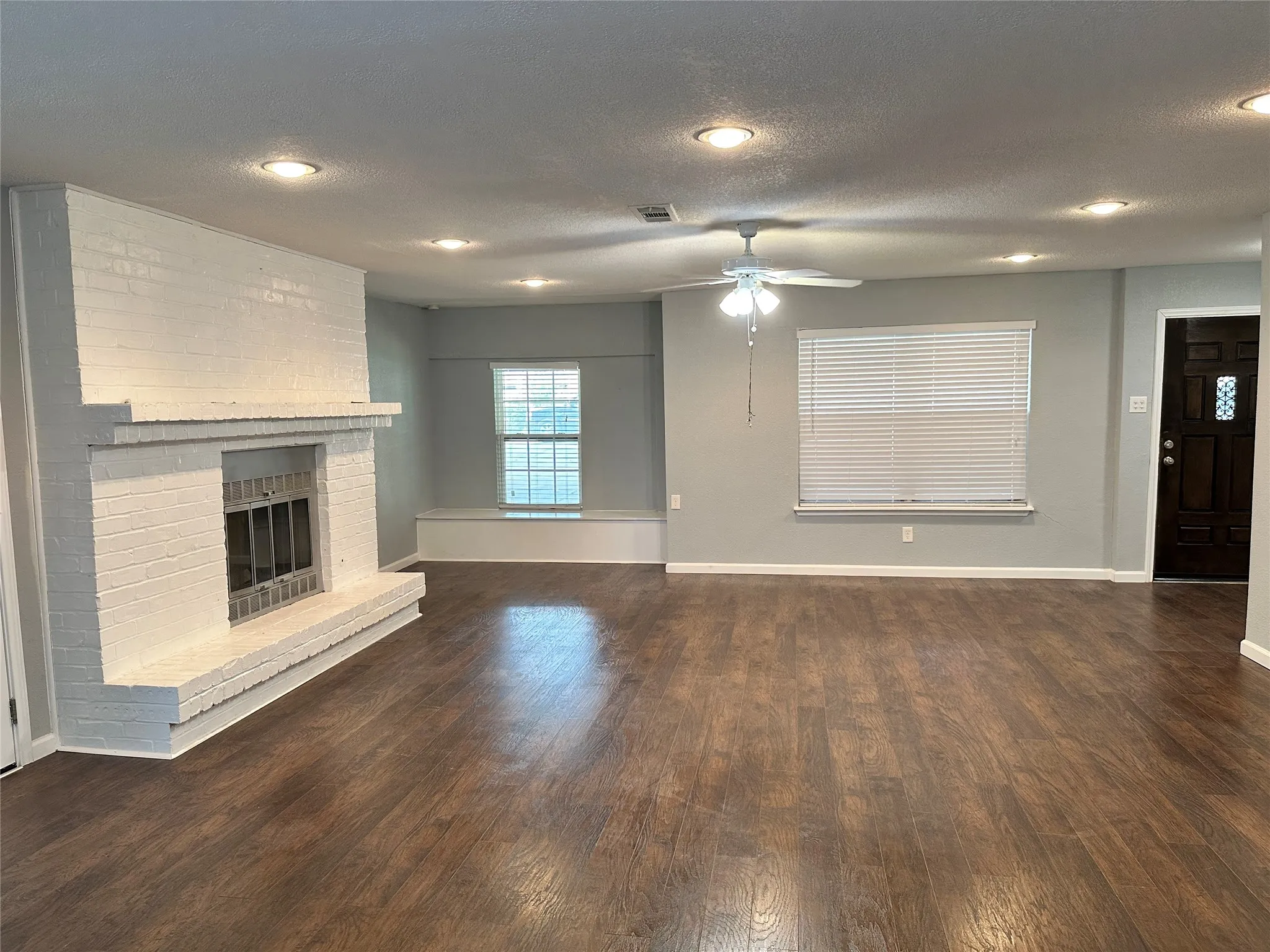Single Family Residence For Sale in Dallas County , 2713 Westview Drive, Mesquite, Texas 75150, 3 Bedroom, 2 Bathroom, 1 Garage spaces, 1,566 Sqft, built in 1964, mls#21331542, Real Estate Agent in Mesquite, Homes For Sale in Dallas county, Homes For Sale in Mesquite, Realtor in Mesquite Texas, Real Estate Brokerage Independent Realty Texas, Luminita Cordes Realtor
