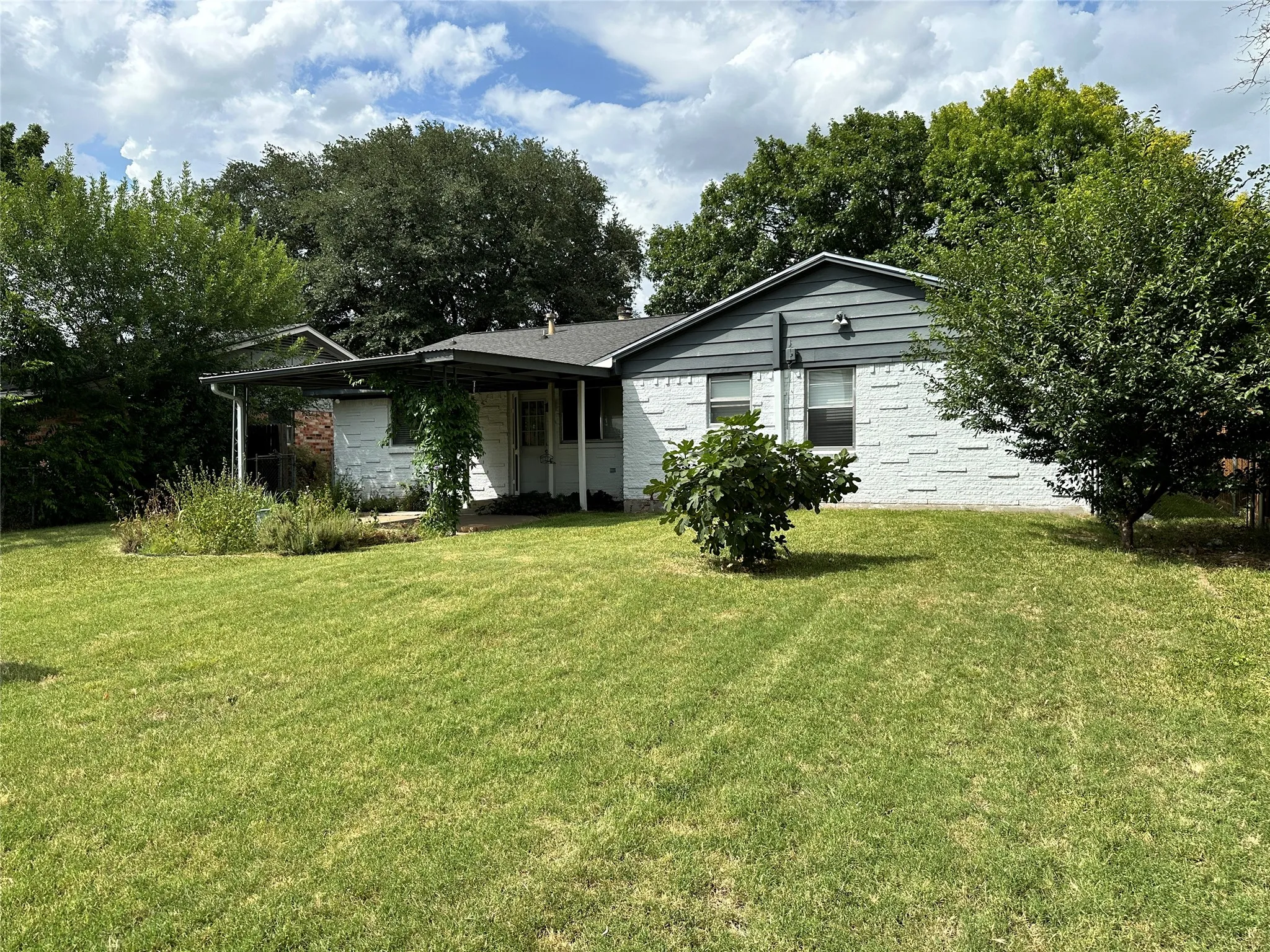 Single Family Residence For Sale in Dallas County , 2713 Westview Drive, Mesquite, Texas 75150, 3 Bedroom, 2 Bathroom, 1 Garage spaces, 1,566 Sqft, built in 1964, mls#21331542, Real Estate Agent in Mesquite, Homes For Sale in Dallas county, Homes For Sale in Mesquite, Realtor in Mesquite Texas, Real Estate Brokerage Independent Realty Texas, Luminita Cordes Realtor