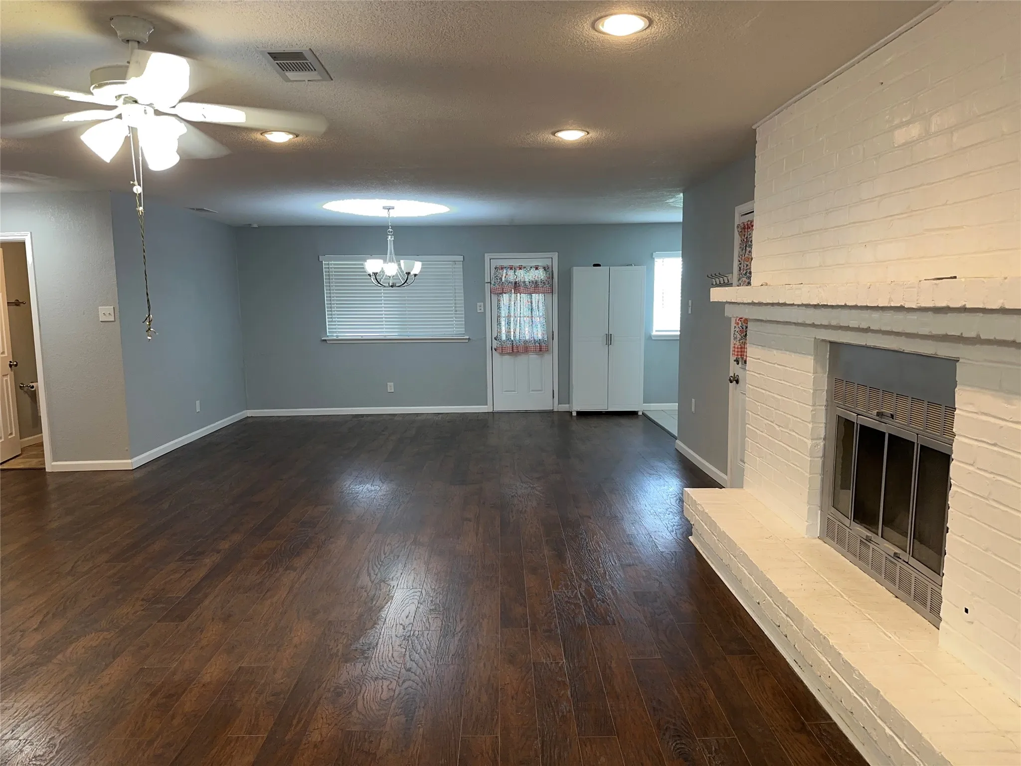 Single Family Residence For Sale in Dallas County , 2713 Westview Drive, Mesquite, Texas 75150, 3 Bedroom, 2 Bathroom, 1 Garage spaces, 1,566 Sqft, built in 1964, mls#21331542, Real Estate Agent in Mesquite, Homes For Sale in Dallas county, Homes For Sale in Mesquite, Realtor in Mesquite Texas, Real Estate Brokerage Independent Realty Texas, Luminita Cordes Realtor