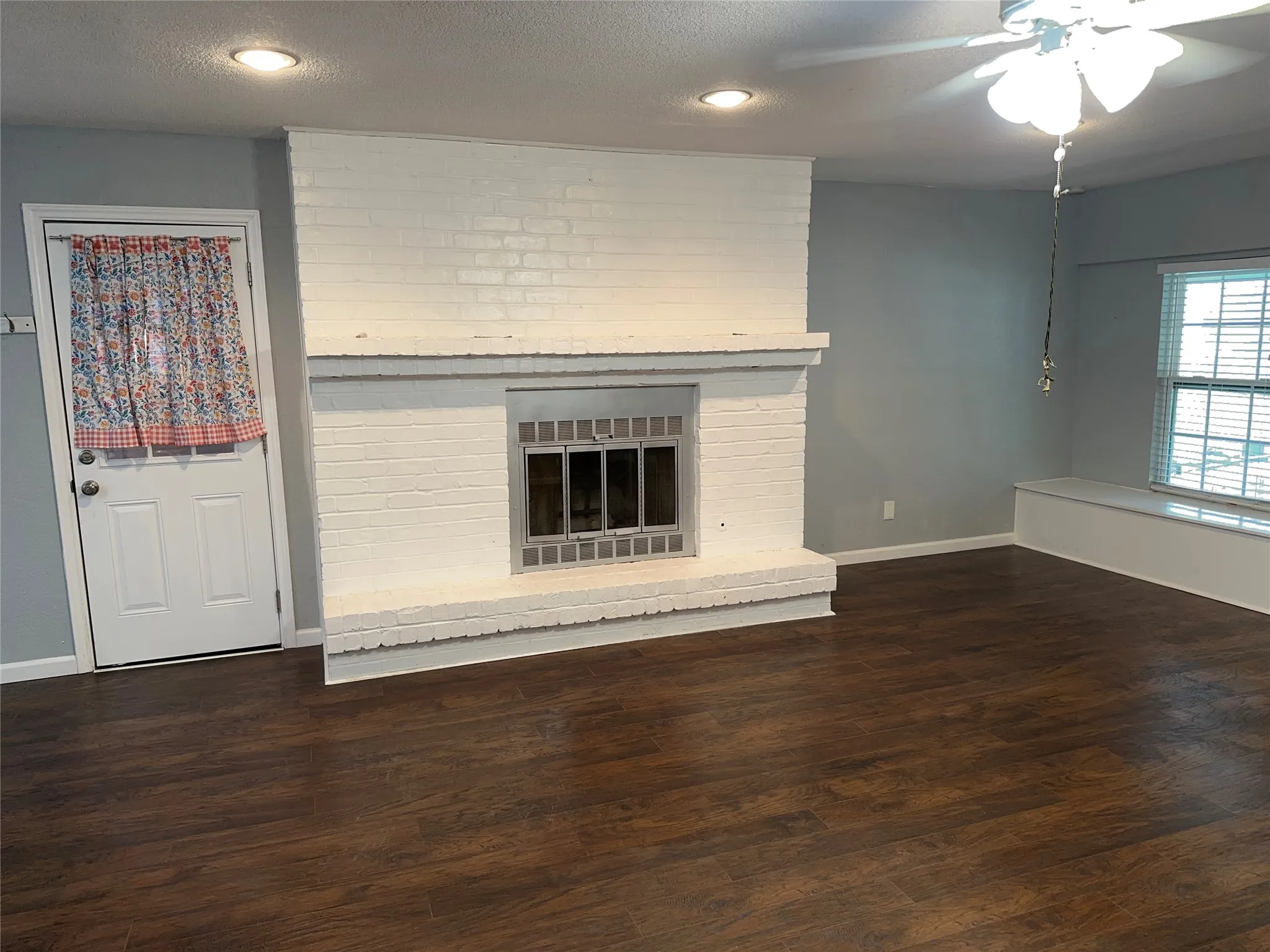Single Family Residence For Sale in Dallas County , 2713 Westview Drive, Mesquite, Texas 75150, 3 Bedroom, 2 Bathroom, 1 Garage spaces, 1,566 Sqft, built in 1964, mls#21331542, Real Estate Agent in Mesquite, Homes For Sale in Dallas county, Homes For Sale in Mesquite, Realtor in Mesquite Texas, Real Estate Brokerage Independent Realty Texas, Luminita Cordes Realtor