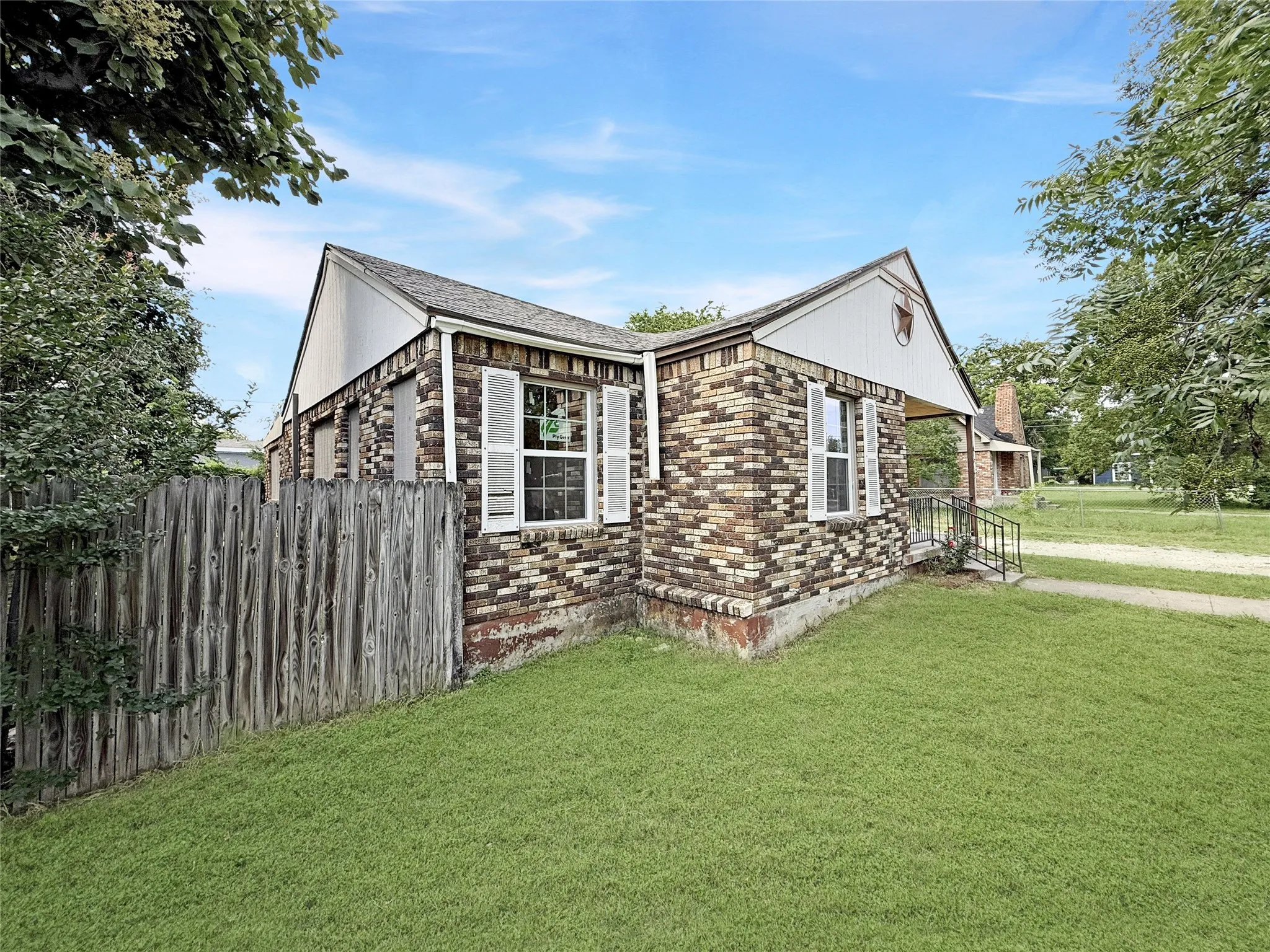 Single Family Residence For Sale in Johnson County , 104 S 6th Street, Godley, Texas 76044, 3 Bedroom, 1 Bathroom, Garage spaces, 1,024 Sqft, built in 1960, mls#21331245, Real Estate Agent in Godley, Homes For Sale in Johnson county, Homes For Sale in Godley, Realtor in Godley Texas, Real Estate Brokerage Independent Realty Texas, Luminita Cordes Realtor