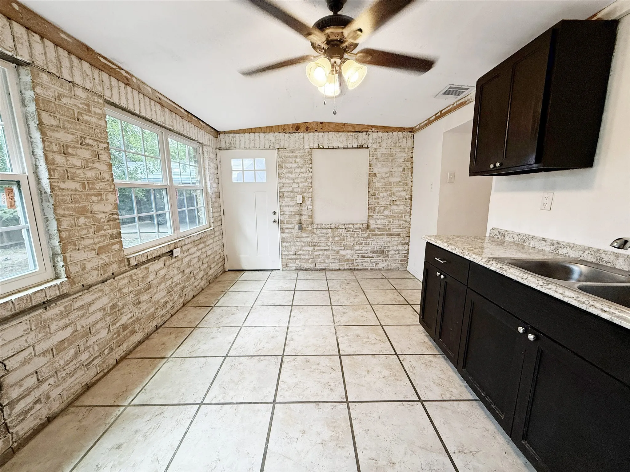 Single Family Residence For Sale in Johnson County , 104 S 6th Street, Godley, Texas 76044, 3 Bedroom, 1 Bathroom, Garage spaces, 1,024 Sqft, built in 1960, mls#21331245, Real Estate Agent in Godley, Homes For Sale in Johnson county, Homes For Sale in Godley, Realtor in Godley Texas, Real Estate Brokerage Independent Realty Texas, Luminita Cordes Realtor
