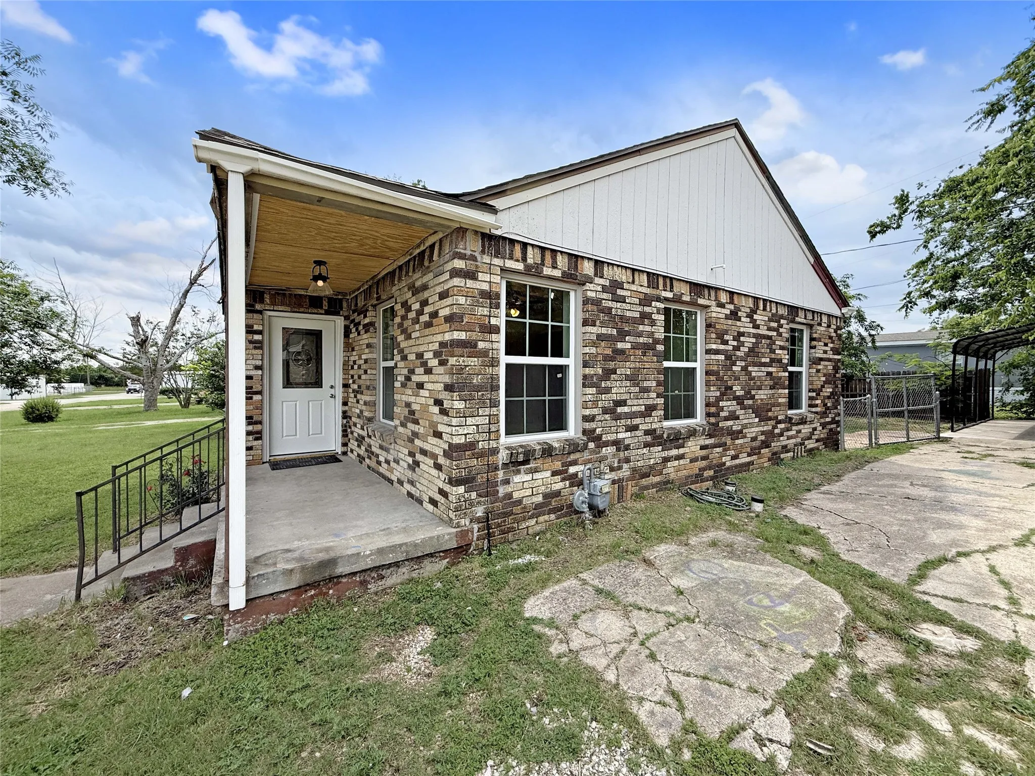 Single Family Residence For Sale in Johnson County , 104 S 6th Street, Godley, Texas 76044, 3 Bedroom, 1 Bathroom, Garage spaces, 1,024 Sqft, built in 1960, mls#21331245, Real Estate Agent in Godley, Homes For Sale in Johnson county, Homes For Sale in Godley, Realtor in Godley Texas, Real Estate Brokerage Independent Realty Texas, Luminita Cordes Realtor