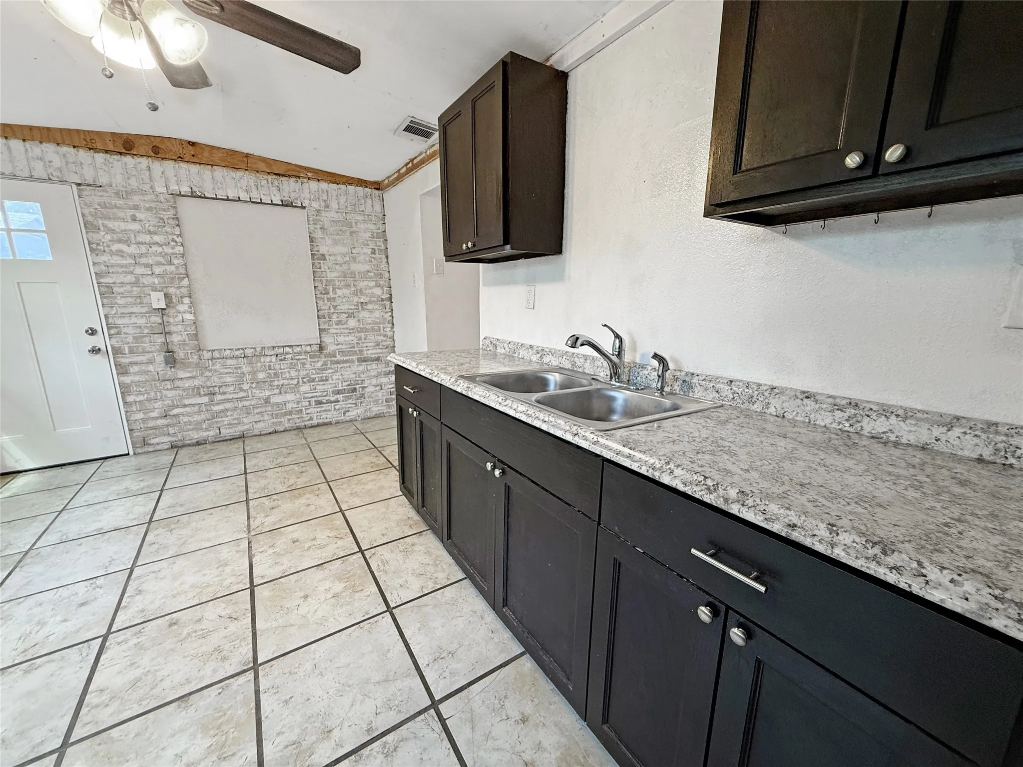Single Family Residence For Sale in Johnson County , 104 S 6th Street, Godley, Texas 76044, 3 Bedroom, 1 Bathroom, Garage spaces, 1,024 Sqft, built in 1960, mls#21331245, Real Estate Agent in Godley, Homes For Sale in Johnson county, Homes For Sale in Godley, Realtor in Godley Texas, Real Estate Brokerage Independent Realty Texas, Luminita Cordes Realtor