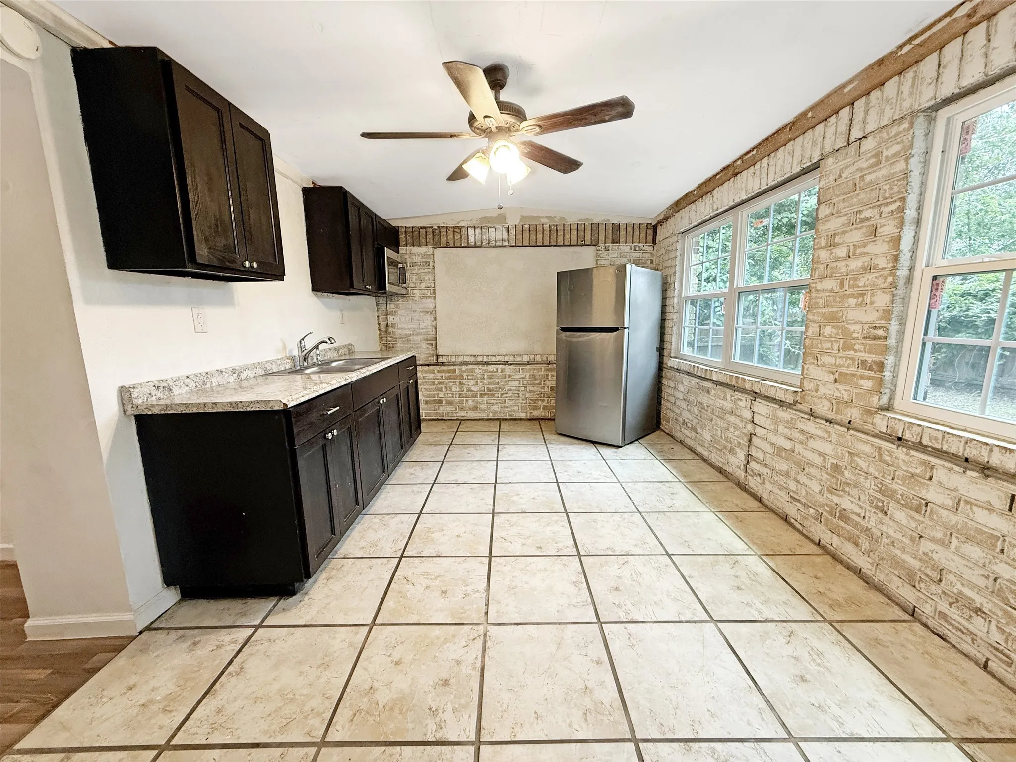 Single Family Residence For Sale in Johnson County , 104 S 6th Street, Godley, Texas 76044, 3 Bedroom, 1 Bathroom, Garage spaces, 1,024 Sqft, built in 1960, mls#21331245, Real Estate Agent in Godley, Homes For Sale in Johnson county, Homes For Sale in Godley, Realtor in Godley Texas, Real Estate Brokerage Independent Realty Texas, Luminita Cordes Realtor