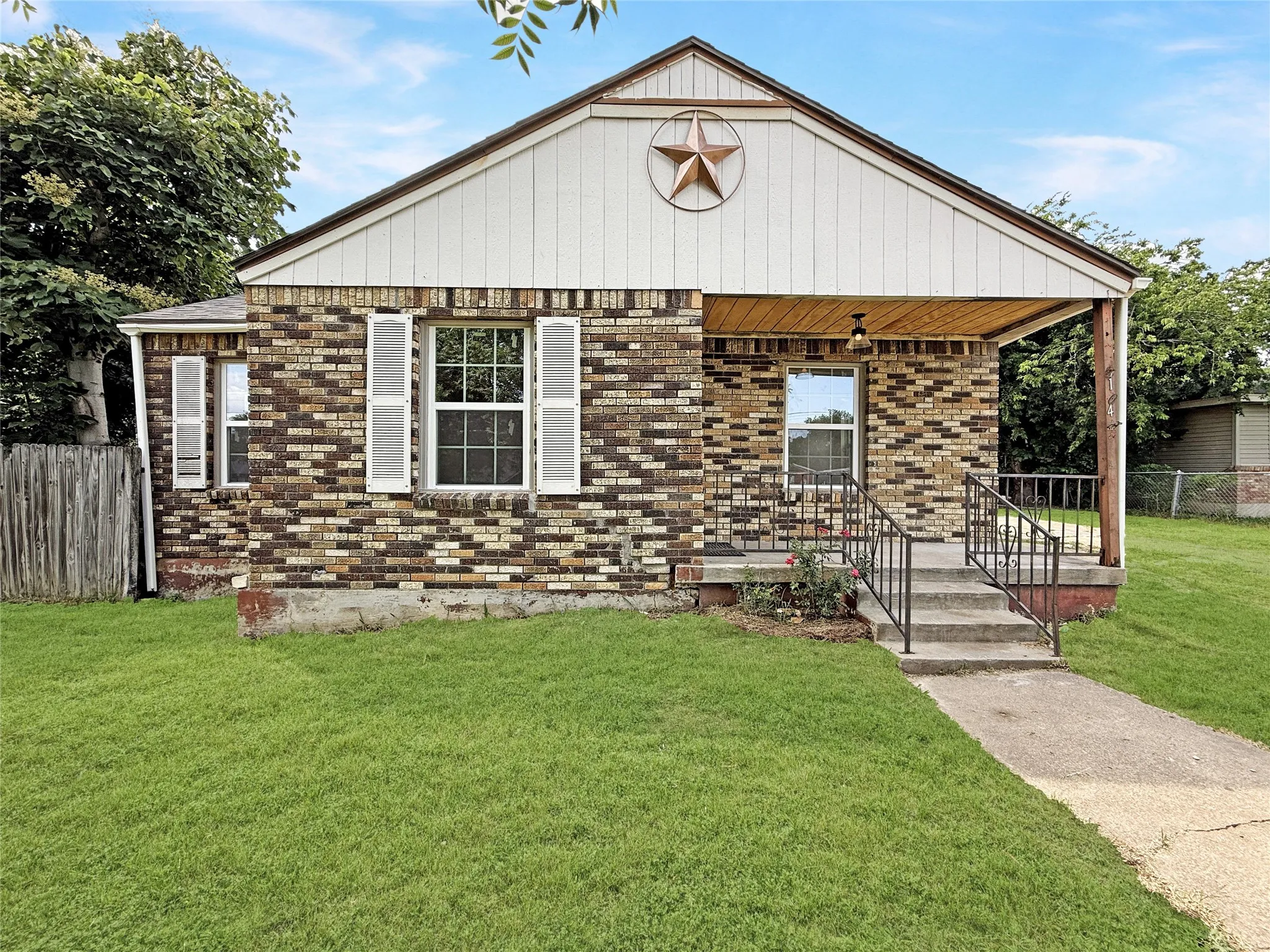 Single Family Residence For Sale in Johnson County , 104 S 6th Street, Godley, Texas 76044, 3 Bedroom, 1 Bathroom, Garage spaces, 1,024 Sqft, built in 1960, mls#21331245, Real Estate Agent in Godley, Homes For Sale in Johnson county, Homes For Sale in Godley, Realtor in Godley Texas, Real Estate Brokerage Independent Realty Texas, Luminita Cordes Realtor