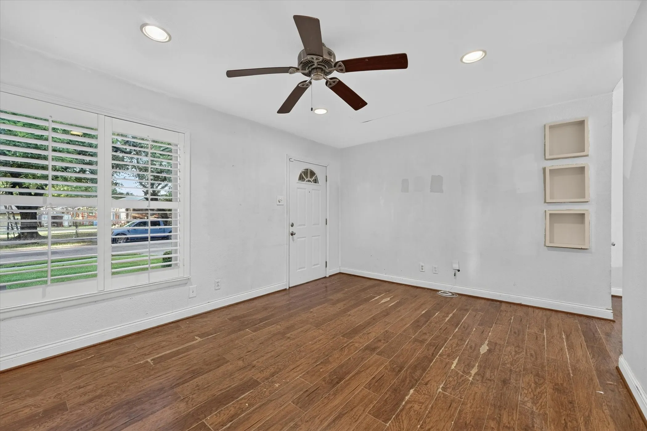 Single Family Residence For Sale in Dallas County , 1613 Pat Drive, Dallas, Texas 75228, 2 Bedroom, 1 Bathroom, 1 Garage spaces, 816 Sqft, built in 1949, mls#21331515, Real Estate Agent in Dallas, Homes For Sale in Dallas county, Homes For Sale in Dallas, Realtor in Dallas Texas, Real Estate Brokerage Independent Realty Texas, Luminita Cordes Realtor