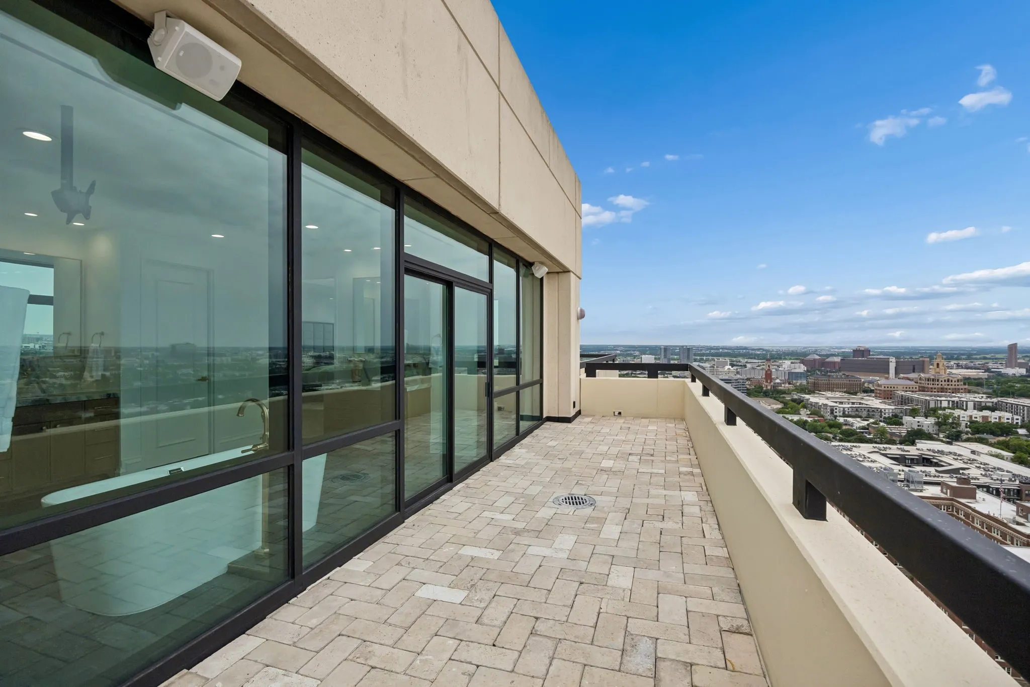 Condominium For Rent in Dallas County , 3111 Welborn Street 1703, Dallas, Texas 75219, 3 Bedroom, 4 Bathroom, 2 Garage spaces, 7,465 Sqft, built in 1985, mls#21256712, Real Estate Agent in Dallas, Homes For Rent in Dallas county, Homes For Rent in Dallas, Realtor in Dallas Texas, Real Estate Brokerage Independent Realty Texas, Luminita Cordes Realtor