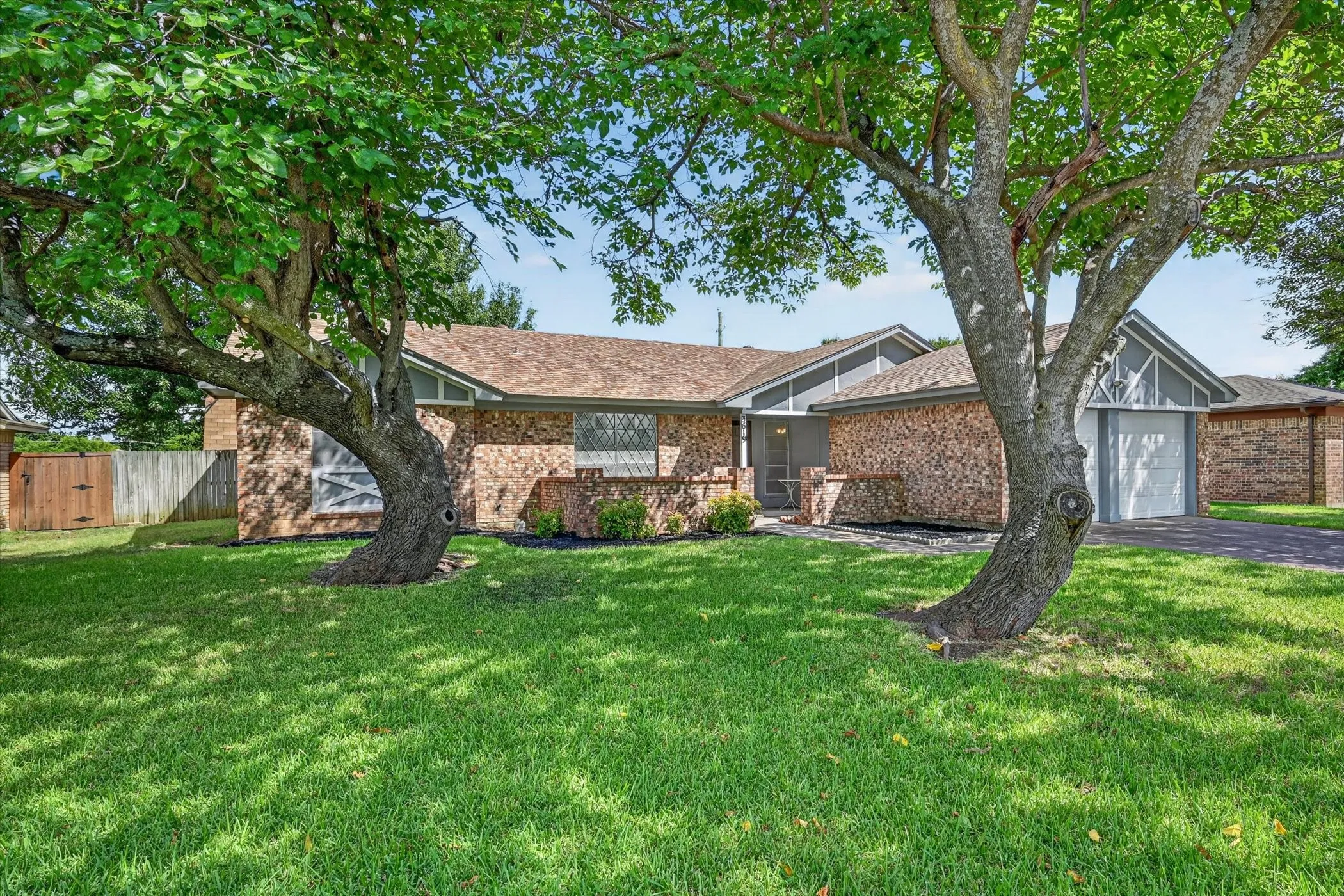 Single Family Residence For Sale in Tarrant County , 3619 Ceran Drive, Arlington, Texas 76016, 3 Bedroom, 2 Bathroom, 2 Garage spaces, 1,706 Sqft, built in 1976, mls#21325892, Real Estate Agent in Arlington, Homes For Sale in Tarrant county, Homes For Sale in Arlington, Realtor in Arlington Texas, Real Estate Brokerage Independent Realty Texas, Luminita Cordes Realtor