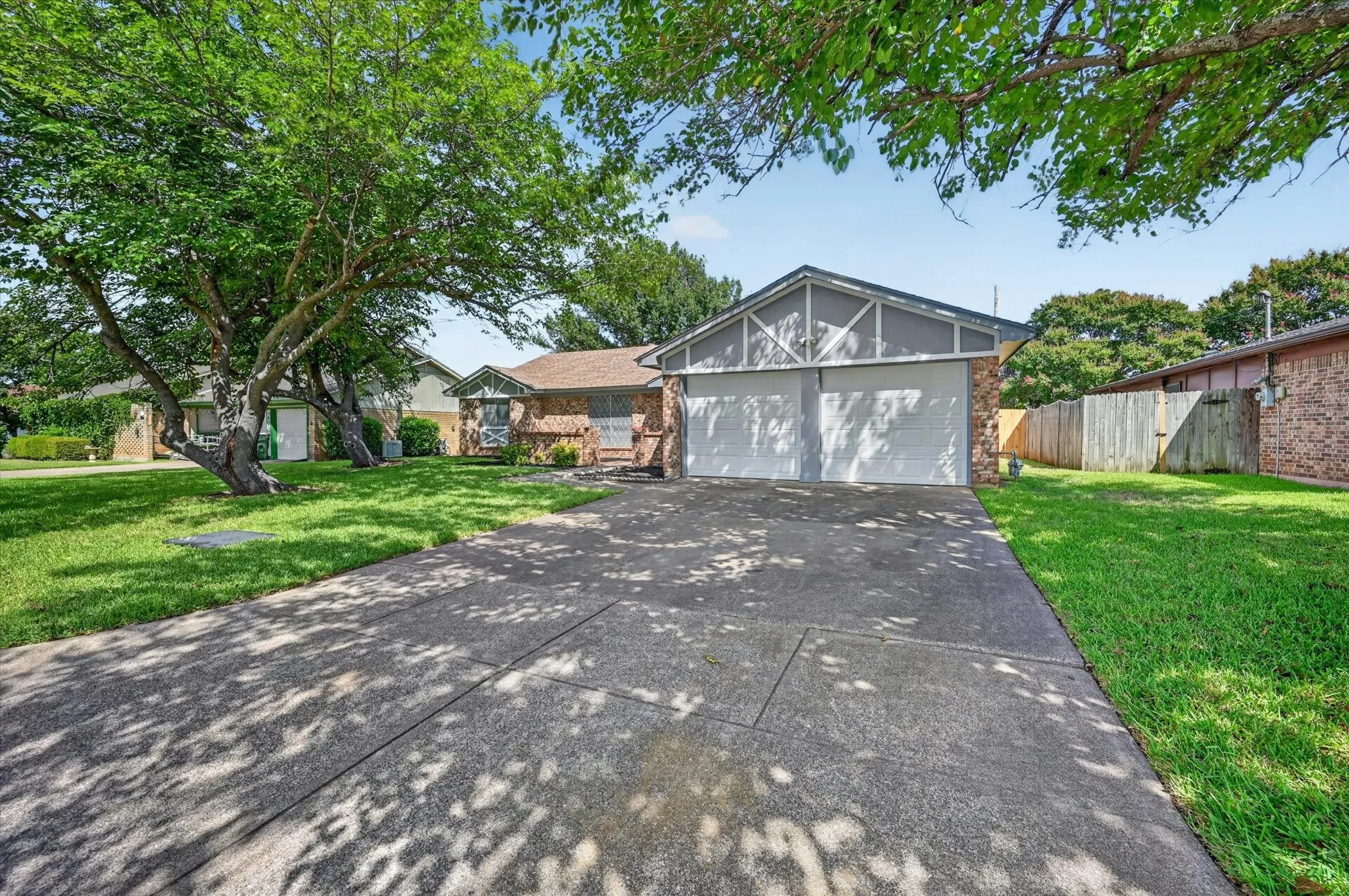 Single Family Residence For Sale in Tarrant County , 3619 Ceran Drive, Arlington, Texas 76016, 3 Bedroom, 2 Bathroom, 2 Garage spaces, 1,706 Sqft, built in 1976, mls#21325892, Real Estate Agent in Arlington, Homes For Sale in Tarrant county, Homes For Sale in Arlington, Realtor in Arlington Texas, Real Estate Brokerage Independent Realty Texas, Luminita Cordes Realtor