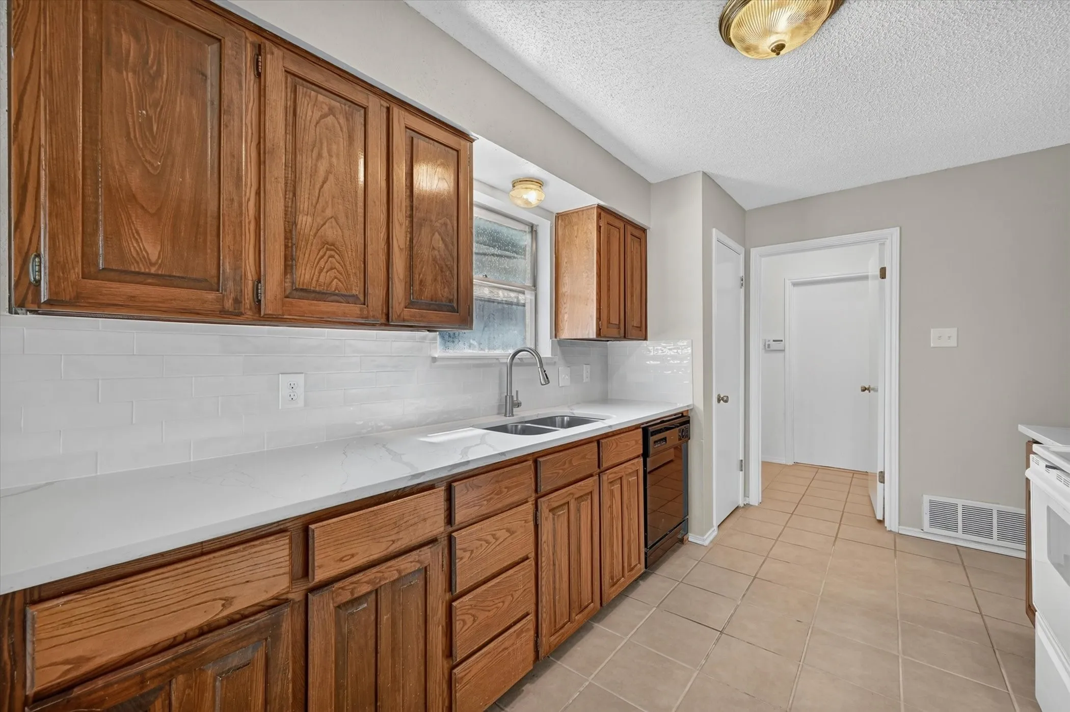 Single Family Residence For Sale in Tarrant County , 3619 Ceran Drive, Arlington, Texas 76016, 3 Bedroom, 2 Bathroom, 2 Garage spaces, 1,706 Sqft, built in 1976, mls#21325892, Real Estate Agent in Arlington, Homes For Sale in Tarrant county, Homes For Sale in Arlington, Realtor in Arlington Texas, Real Estate Brokerage Independent Realty Texas, Luminita Cordes Realtor