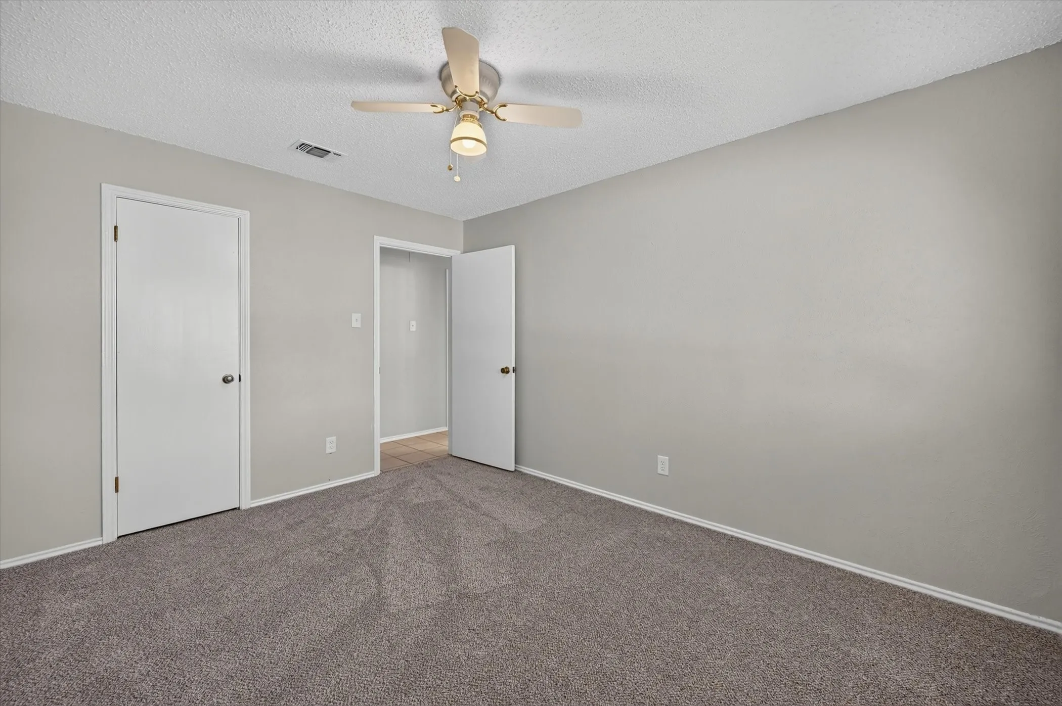 Single Family Residence For Sale in Tarrant County , 3619 Ceran Drive, Arlington, Texas 76016, 3 Bedroom, 2 Bathroom, 2 Garage spaces, 1,706 Sqft, built in 1976, mls#21325892, Real Estate Agent in Arlington, Homes For Sale in Tarrant county, Homes For Sale in Arlington, Realtor in Arlington Texas, Real Estate Brokerage Independent Realty Texas, Luminita Cordes Realtor