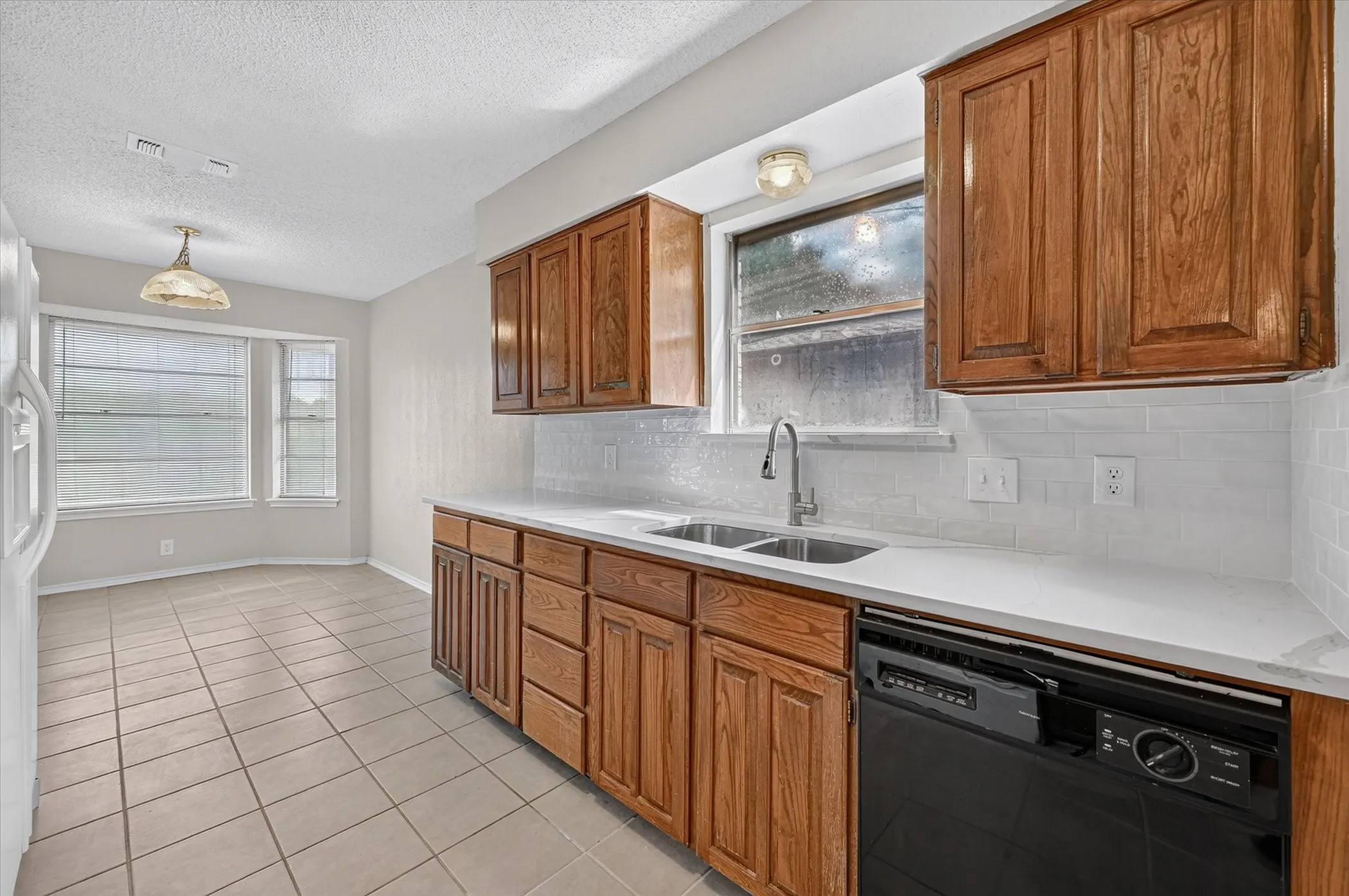 Single Family Residence For Sale in Tarrant County , 3619 Ceran Drive, Arlington, Texas 76016, 3 Bedroom, 2 Bathroom, 2 Garage spaces, 1,706 Sqft, built in 1976, mls#21325892, Real Estate Agent in Arlington, Homes For Sale in Tarrant county, Homes For Sale in Arlington, Realtor in Arlington Texas, Real Estate Brokerage Independent Realty Texas, Luminita Cordes Realtor