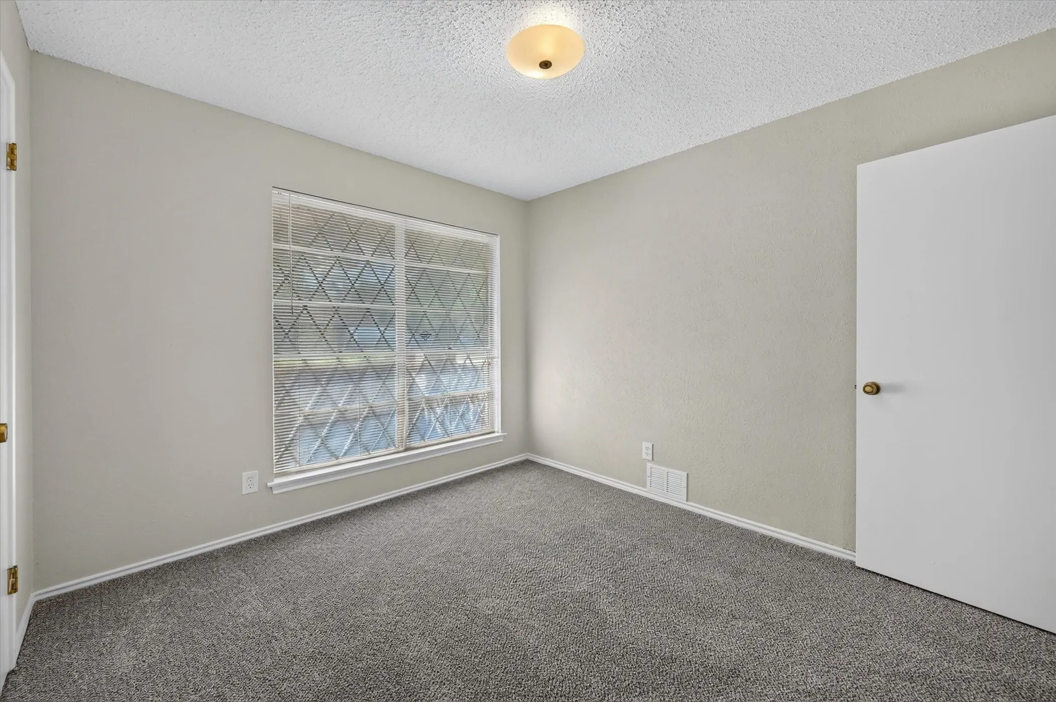 Single Family Residence For Sale in Tarrant County , 3619 Ceran Drive, Arlington, Texas 76016, 3 Bedroom, 2 Bathroom, 2 Garage spaces, 1,706 Sqft, built in 1976, mls#21325892, Real Estate Agent in Arlington, Homes For Sale in Tarrant county, Homes For Sale in Arlington, Realtor in Arlington Texas, Real Estate Brokerage Independent Realty Texas, Luminita Cordes Realtor