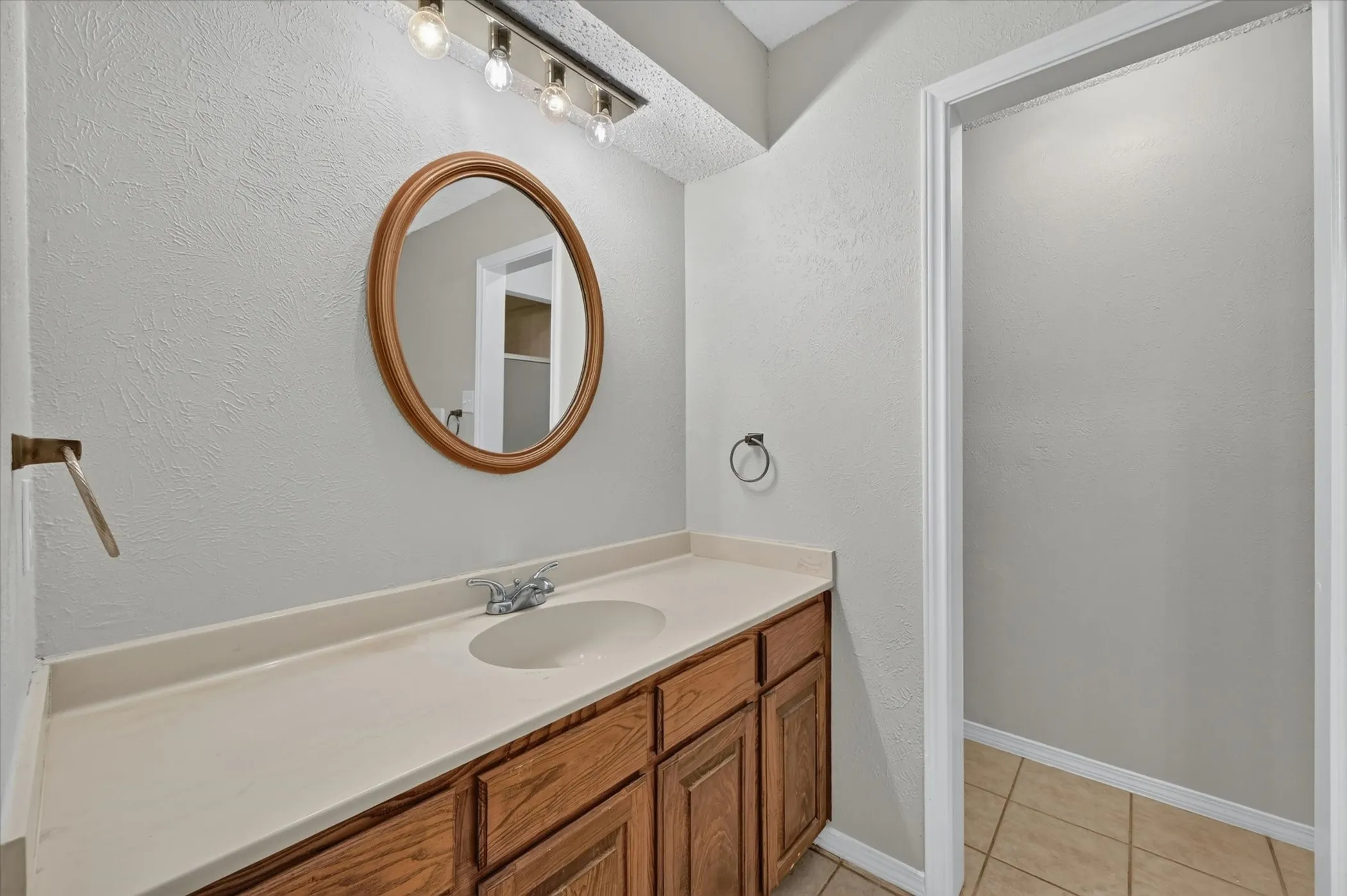 Single Family Residence For Sale in Tarrant County , 3619 Ceran Drive, Arlington, Texas 76016, 3 Bedroom, 2 Bathroom, 2 Garage spaces, 1,706 Sqft, built in 1976, mls#21325892, Real Estate Agent in Arlington, Homes For Sale in Tarrant county, Homes For Sale in Arlington, Realtor in Arlington Texas, Real Estate Brokerage Independent Realty Texas, Luminita Cordes Realtor