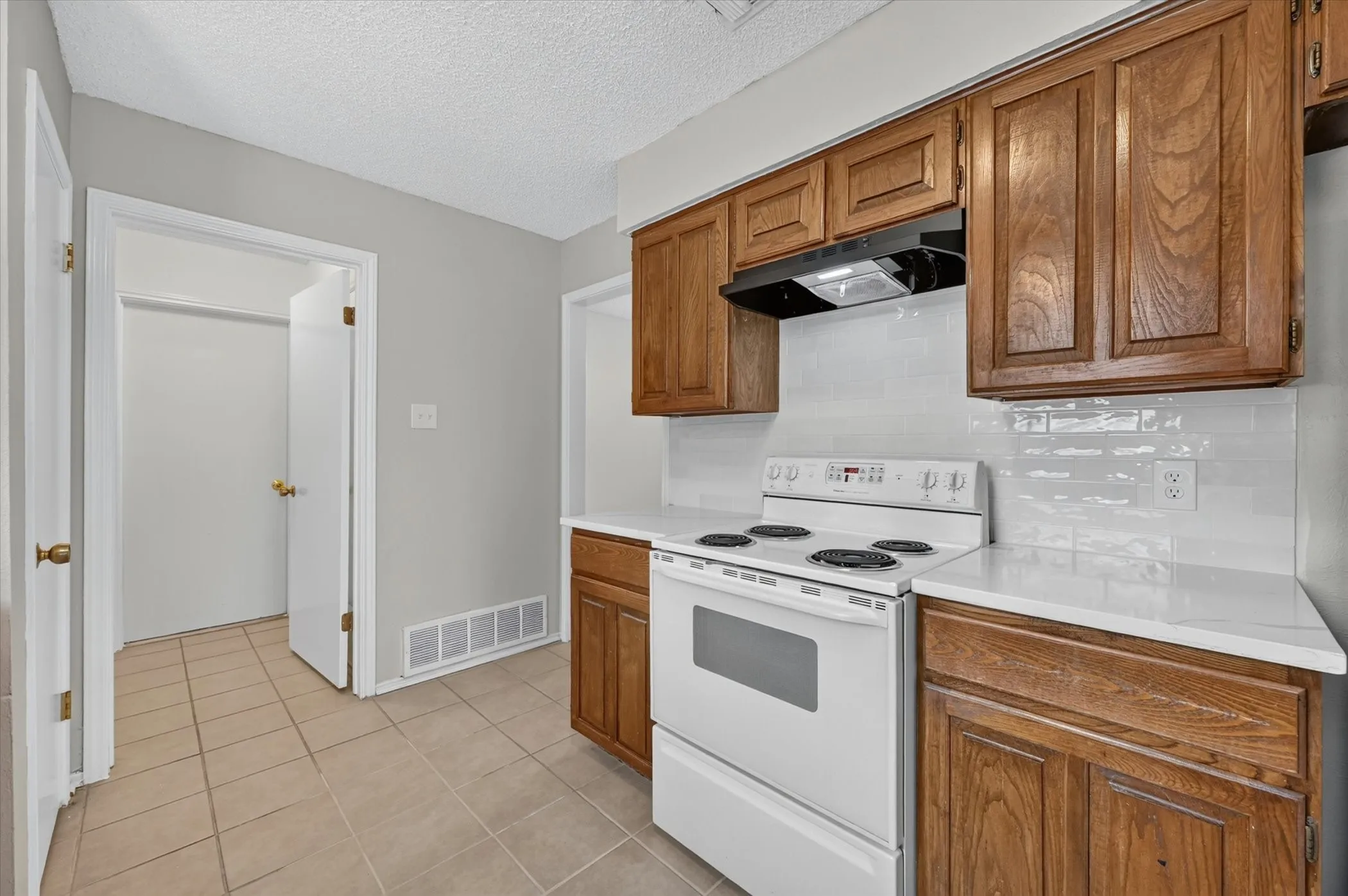 Single Family Residence For Sale in Tarrant County , 3619 Ceran Drive, Arlington, Texas 76016, 3 Bedroom, 2 Bathroom, 2 Garage spaces, 1,706 Sqft, built in 1976, mls#21325892, Real Estate Agent in Arlington, Homes For Sale in Tarrant county, Homes For Sale in Arlington, Realtor in Arlington Texas, Real Estate Brokerage Independent Realty Texas, Luminita Cordes Realtor