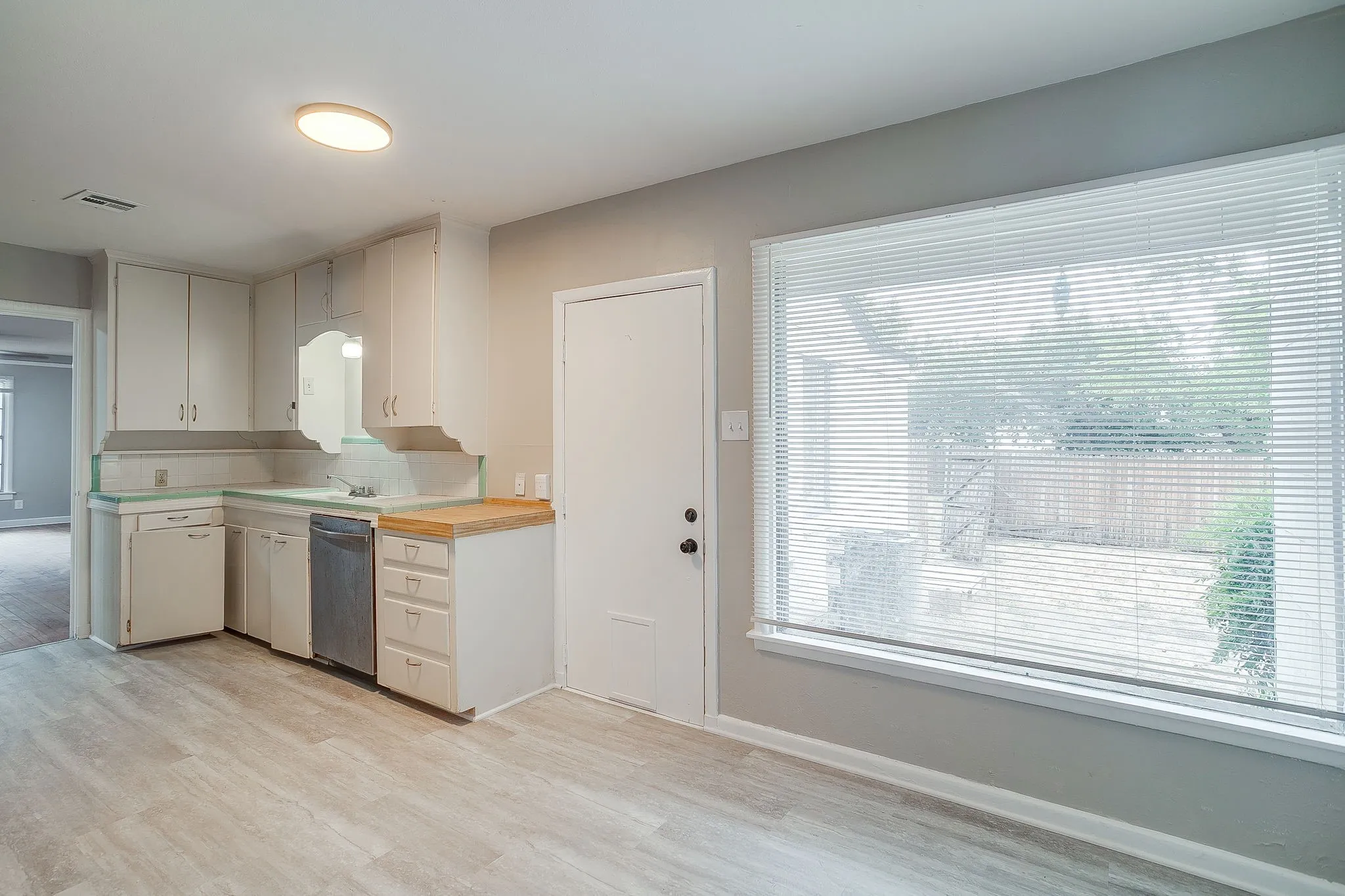 Single Family Residence For Rent in Tarrant County , 3557 Suffolk Drive, Fort Worth, Texas 76109, 2 Bedroom, 1 Bathroom, 1 Garage spaces, 1,104 Sqft, built in 1949, mls#21331598, Real Estate Agent in Fort Worth, Homes For Rent in Tarrant county, Homes For Rent in Fort Worth, Realtor in Fort Worth Texas, Real Estate Brokerage Independent Realty Texas, Luminita Cordes Realtor