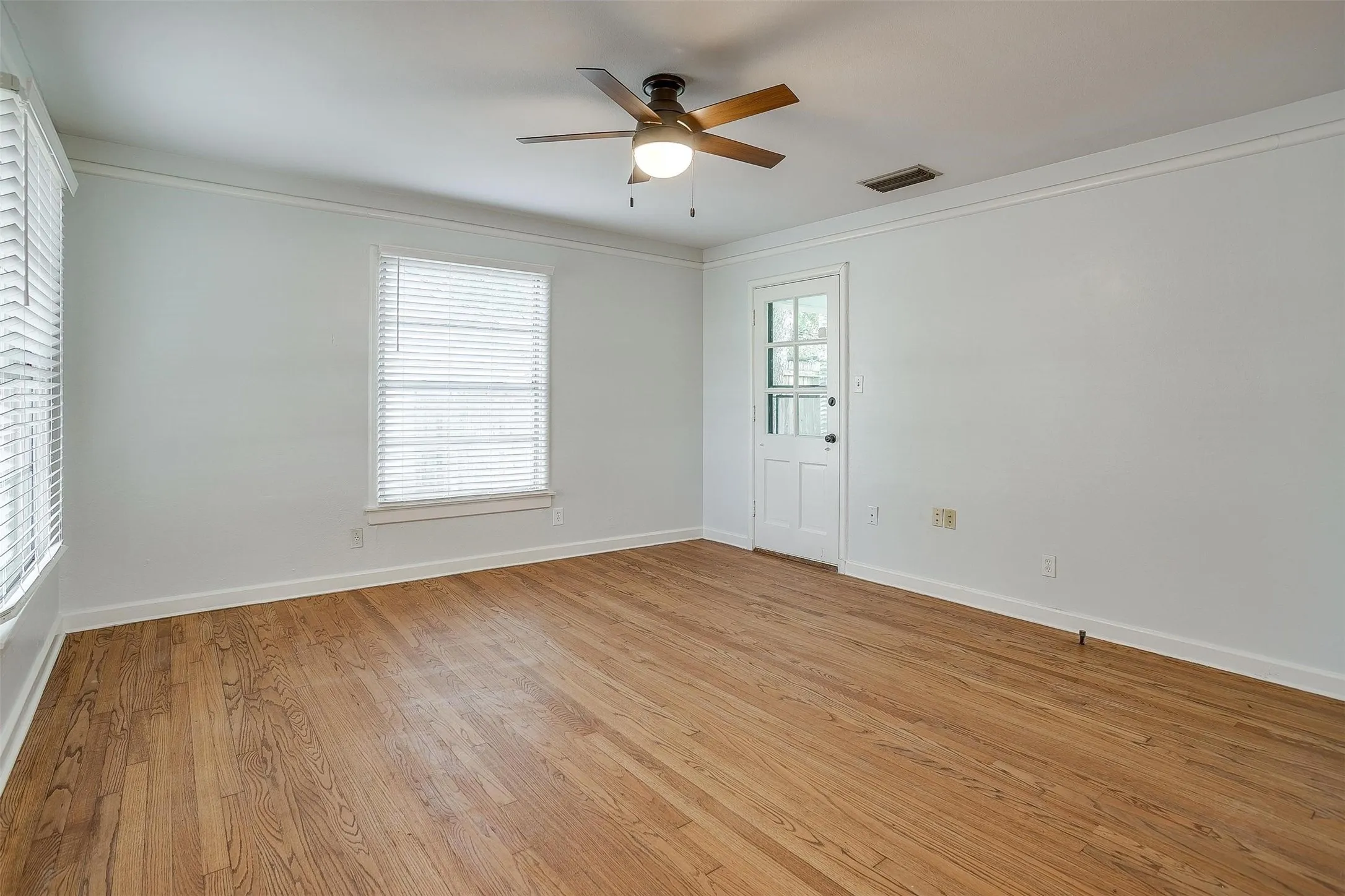 Single Family Residence For Rent in Tarrant County , 3557 Suffolk Drive, Fort Worth, Texas 76109, 2 Bedroom, 1 Bathroom, 1 Garage spaces, 1,104 Sqft, built in 1949, mls#21331598, Real Estate Agent in Fort Worth, Homes For Rent in Tarrant county, Homes For Rent in Fort Worth, Realtor in Fort Worth Texas, Real Estate Brokerage Independent Realty Texas, Luminita Cordes Realtor