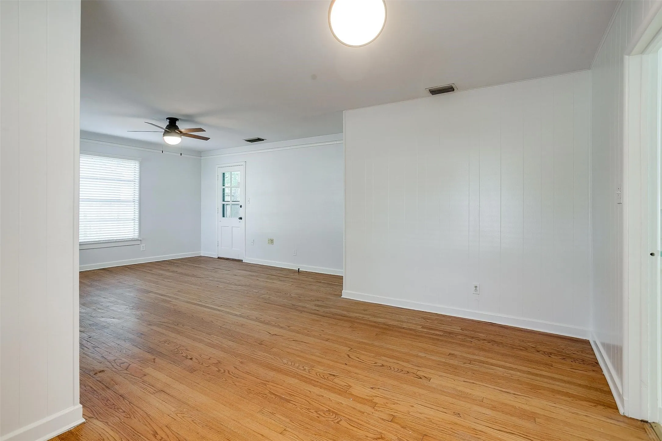 Single Family Residence For Rent in Tarrant County , 3557 Suffolk Drive, Fort Worth, Texas 76109, 2 Bedroom, 1 Bathroom, 1 Garage spaces, 1,104 Sqft, built in 1949, mls#21331598, Real Estate Agent in Fort Worth, Homes For Rent in Tarrant county, Homes For Rent in Fort Worth, Realtor in Fort Worth Texas, Real Estate Brokerage Independent Realty Texas, Luminita Cordes Realtor