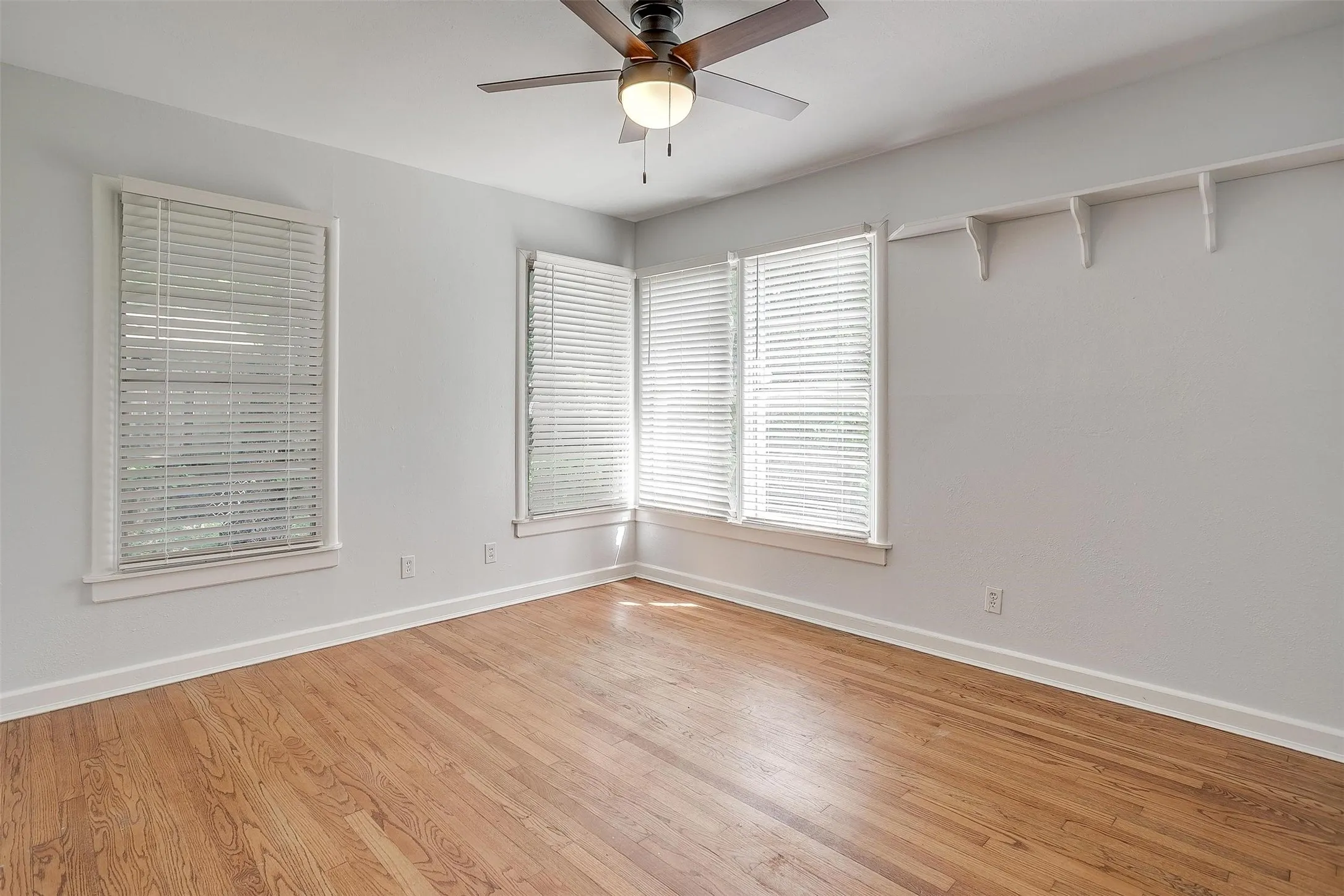 Single Family Residence For Rent in Tarrant County , 3557 Suffolk Drive, Fort Worth, Texas 76109, 2 Bedroom, 1 Bathroom, 1 Garage spaces, 1,104 Sqft, built in 1949, mls#21331598, Real Estate Agent in Fort Worth, Homes For Rent in Tarrant county, Homes For Rent in Fort Worth, Realtor in Fort Worth Texas, Real Estate Brokerage Independent Realty Texas, Luminita Cordes Realtor