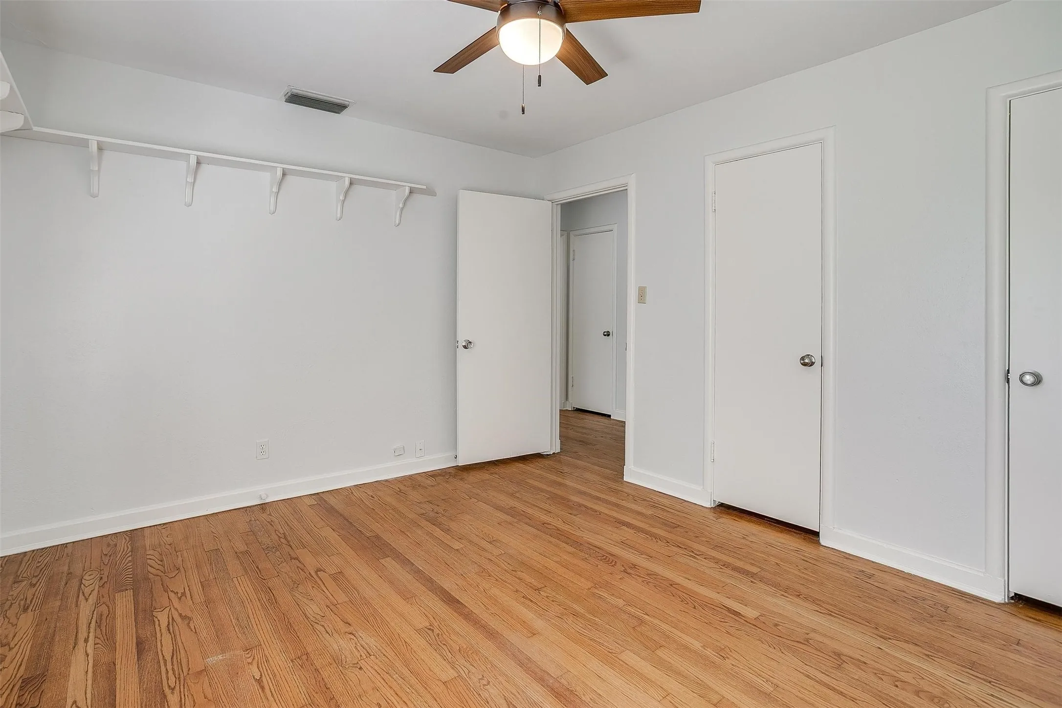 Single Family Residence For Rent in Tarrant County , 3557 Suffolk Drive, Fort Worth, Texas 76109, 2 Bedroom, 1 Bathroom, 1 Garage spaces, 1,104 Sqft, built in 1949, mls#21331598, Real Estate Agent in Fort Worth, Homes For Rent in Tarrant county, Homes For Rent in Fort Worth, Realtor in Fort Worth Texas, Real Estate Brokerage Independent Realty Texas, Luminita Cordes Realtor