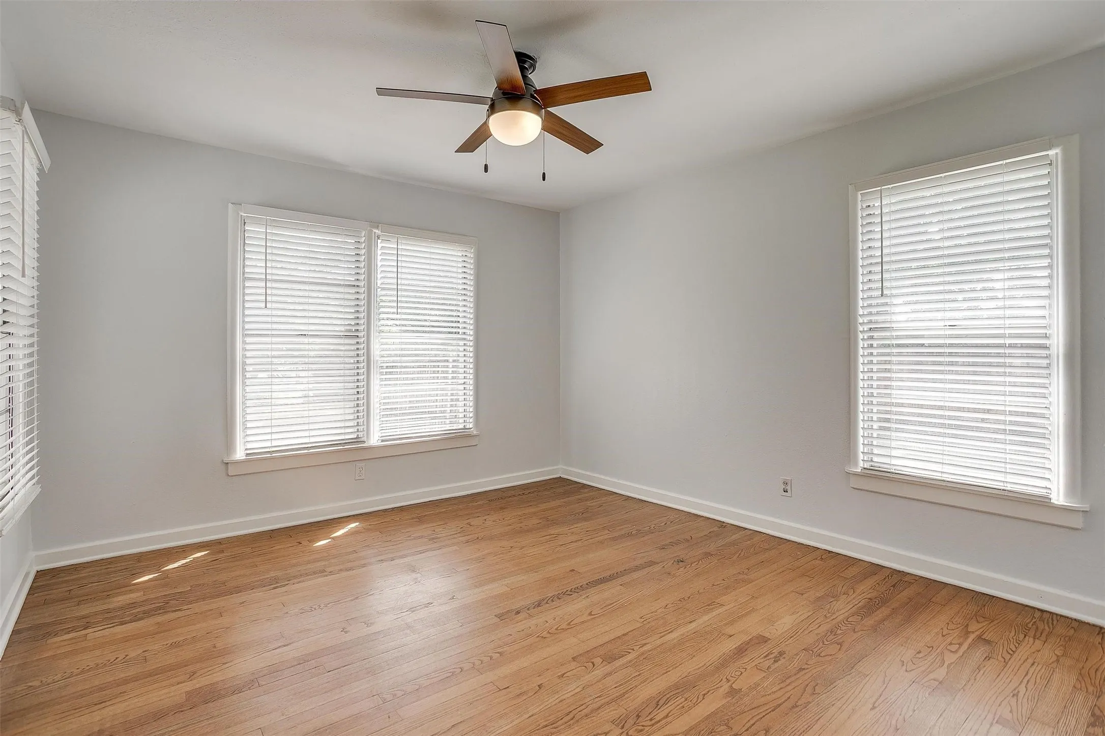 Single Family Residence For Rent in Tarrant County , 3557 Suffolk Drive, Fort Worth, Texas 76109, 2 Bedroom, 1 Bathroom, 1 Garage spaces, 1,104 Sqft, built in 1949, mls#21331598, Real Estate Agent in Fort Worth, Homes For Rent in Tarrant county, Homes For Rent in Fort Worth, Realtor in Fort Worth Texas, Real Estate Brokerage Independent Realty Texas, Luminita Cordes Realtor