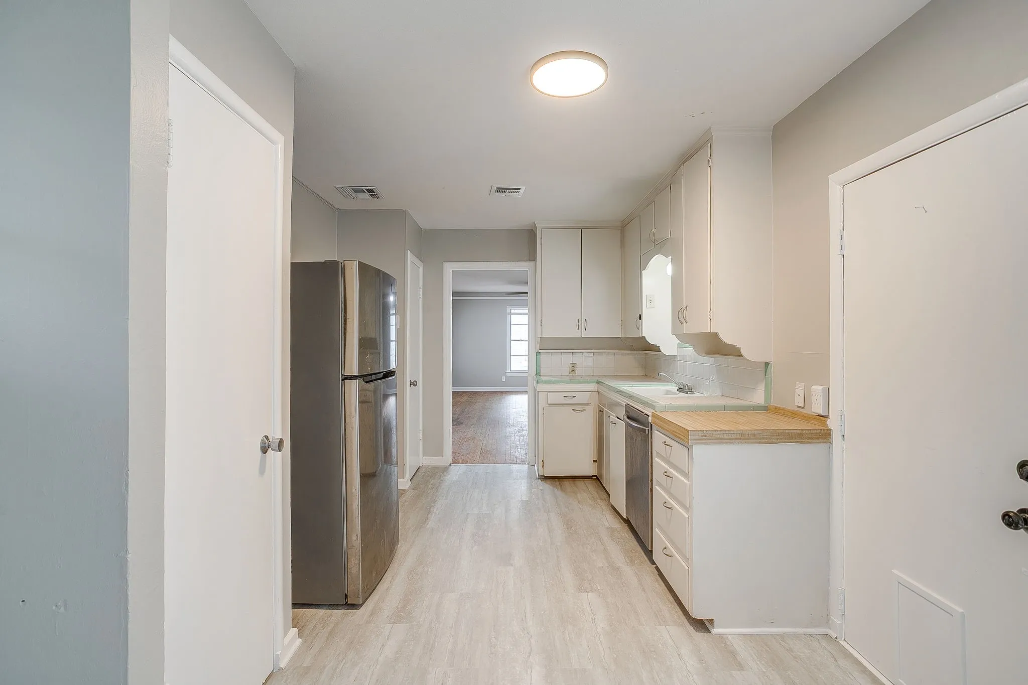 Single Family Residence For Rent in Tarrant County , 3557 Suffolk Drive, Fort Worth, Texas 76109, 2 Bedroom, 1 Bathroom, 1 Garage spaces, 1,104 Sqft, built in 1949, mls#21331598, Real Estate Agent in Fort Worth, Homes For Rent in Tarrant county, Homes For Rent in Fort Worth, Realtor in Fort Worth Texas, Real Estate Brokerage Independent Realty Texas, Luminita Cordes Realtor
