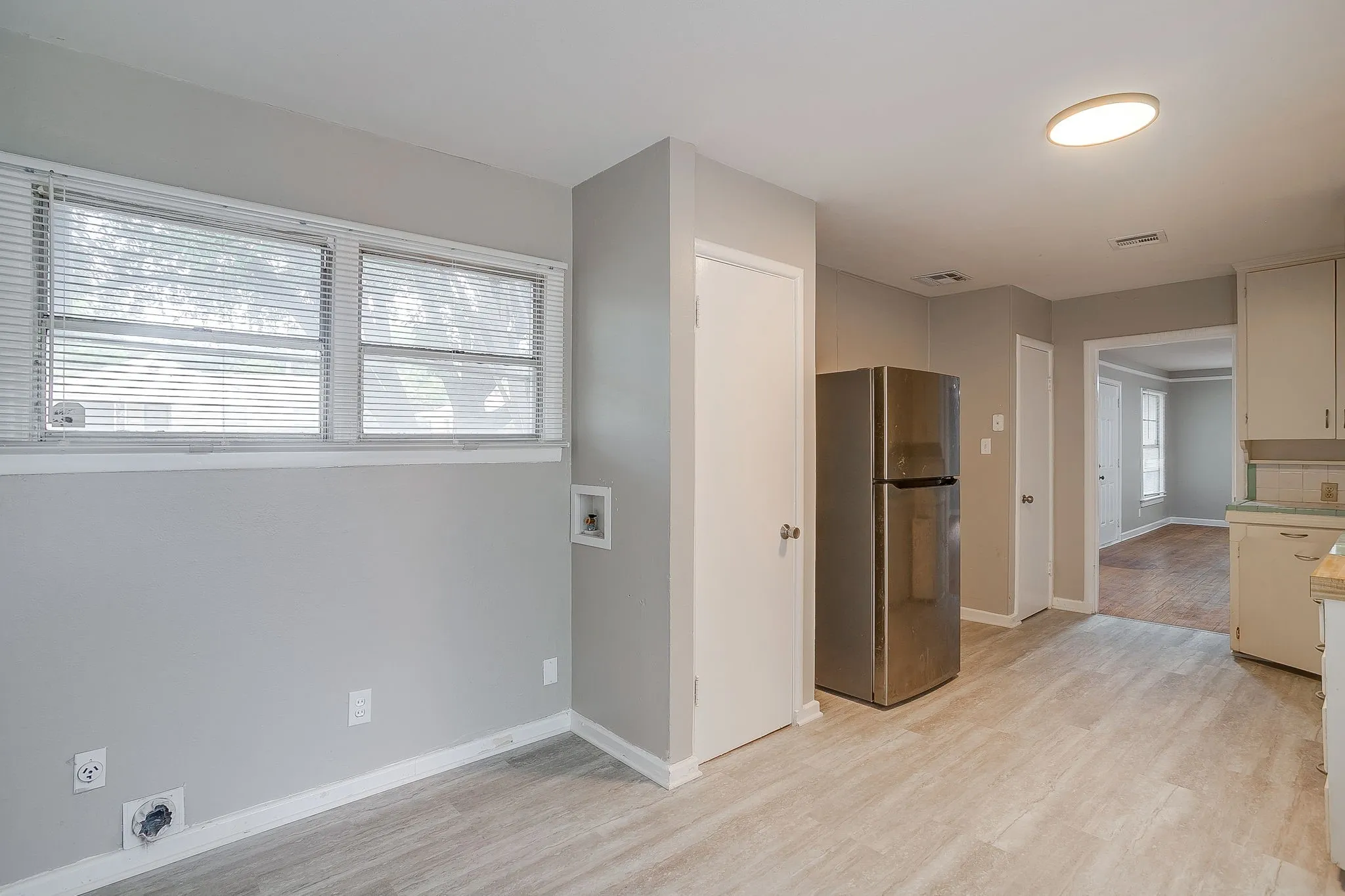 Single Family Residence For Rent in Tarrant County , 3557 Suffolk Drive, Fort Worth, Texas 76109, 2 Bedroom, 1 Bathroom, 1 Garage spaces, 1,104 Sqft, built in 1949, mls#21331598, Real Estate Agent in Fort Worth, Homes For Rent in Tarrant county, Homes For Rent in Fort Worth, Realtor in Fort Worth Texas, Real Estate Brokerage Independent Realty Texas, Luminita Cordes Realtor