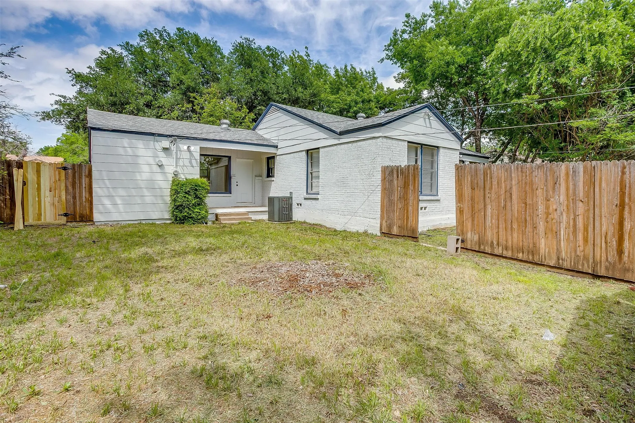 Single Family Residence For Rent in Tarrant County , 3557 Suffolk Drive, Fort Worth, Texas 76109, 2 Bedroom, 1 Bathroom, 1 Garage spaces, 1,104 Sqft, built in 1949, mls#21331598, Real Estate Agent in Fort Worth, Homes For Rent in Tarrant county, Homes For Rent in Fort Worth, Realtor in Fort Worth Texas, Real Estate Brokerage Independent Realty Texas, Luminita Cordes Realtor