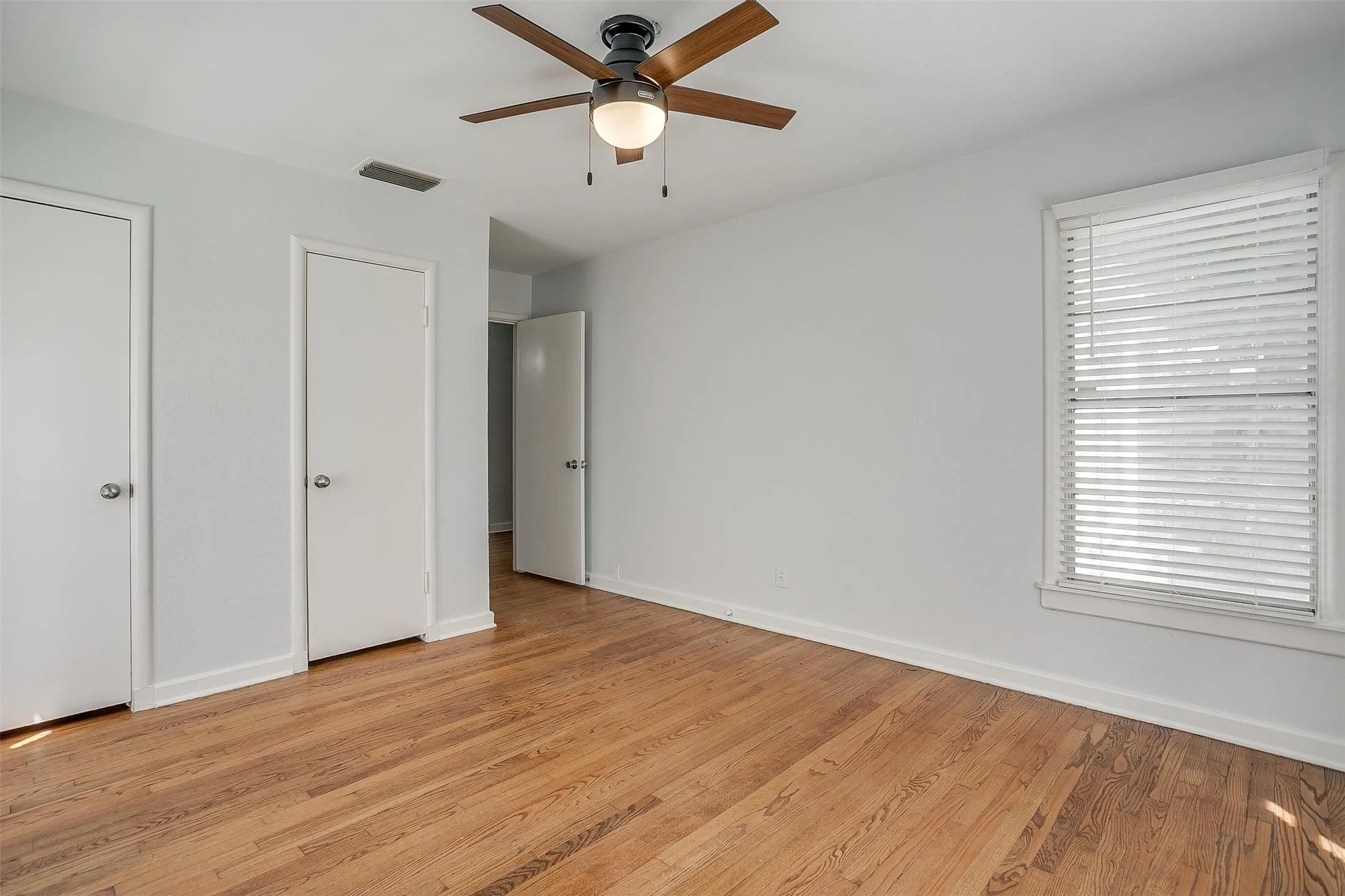 Single Family Residence For Rent in Tarrant County , 3557 Suffolk Drive, Fort Worth, Texas 76109, 2 Bedroom, 1 Bathroom, 1 Garage spaces, 1,104 Sqft, built in 1949, mls#21331598, Real Estate Agent in Fort Worth, Homes For Rent in Tarrant county, Homes For Rent in Fort Worth, Realtor in Fort Worth Texas, Real Estate Brokerage Independent Realty Texas, Luminita Cordes Realtor