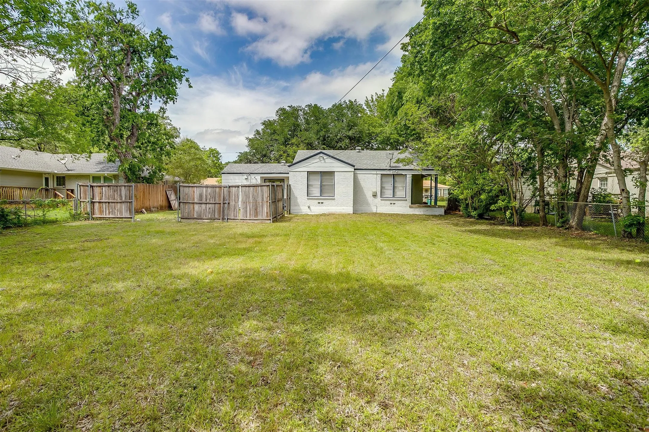 Single Family Residence For Rent in Tarrant County , 3557 Suffolk Drive, Fort Worth, Texas 76109, 2 Bedroom, 1 Bathroom, 1 Garage spaces, 1,104 Sqft, built in 1949, mls#21331598, Real Estate Agent in Fort Worth, Homes For Rent in Tarrant county, Homes For Rent in Fort Worth, Realtor in Fort Worth Texas, Real Estate Brokerage Independent Realty Texas, Luminita Cordes Realtor