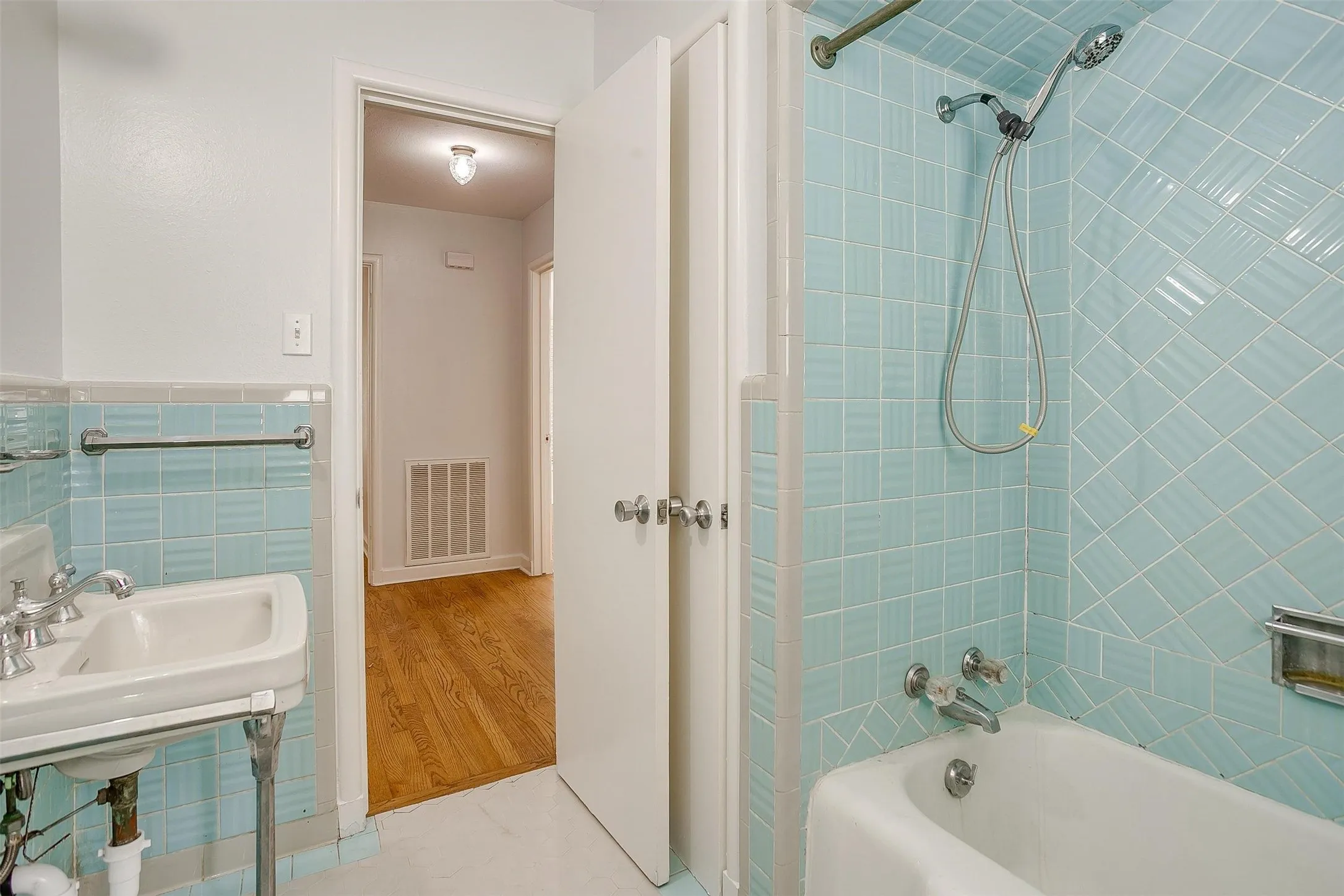 Single Family Residence For Rent in Tarrant County , 3557 Suffolk Drive, Fort Worth, Texas 76109, 2 Bedroom, 1 Bathroom, 1 Garage spaces, 1,104 Sqft, built in 1949, mls#21331598, Real Estate Agent in Fort Worth, Homes For Rent in Tarrant county, Homes For Rent in Fort Worth, Realtor in Fort Worth Texas, Real Estate Brokerage Independent Realty Texas, Luminita Cordes Realtor