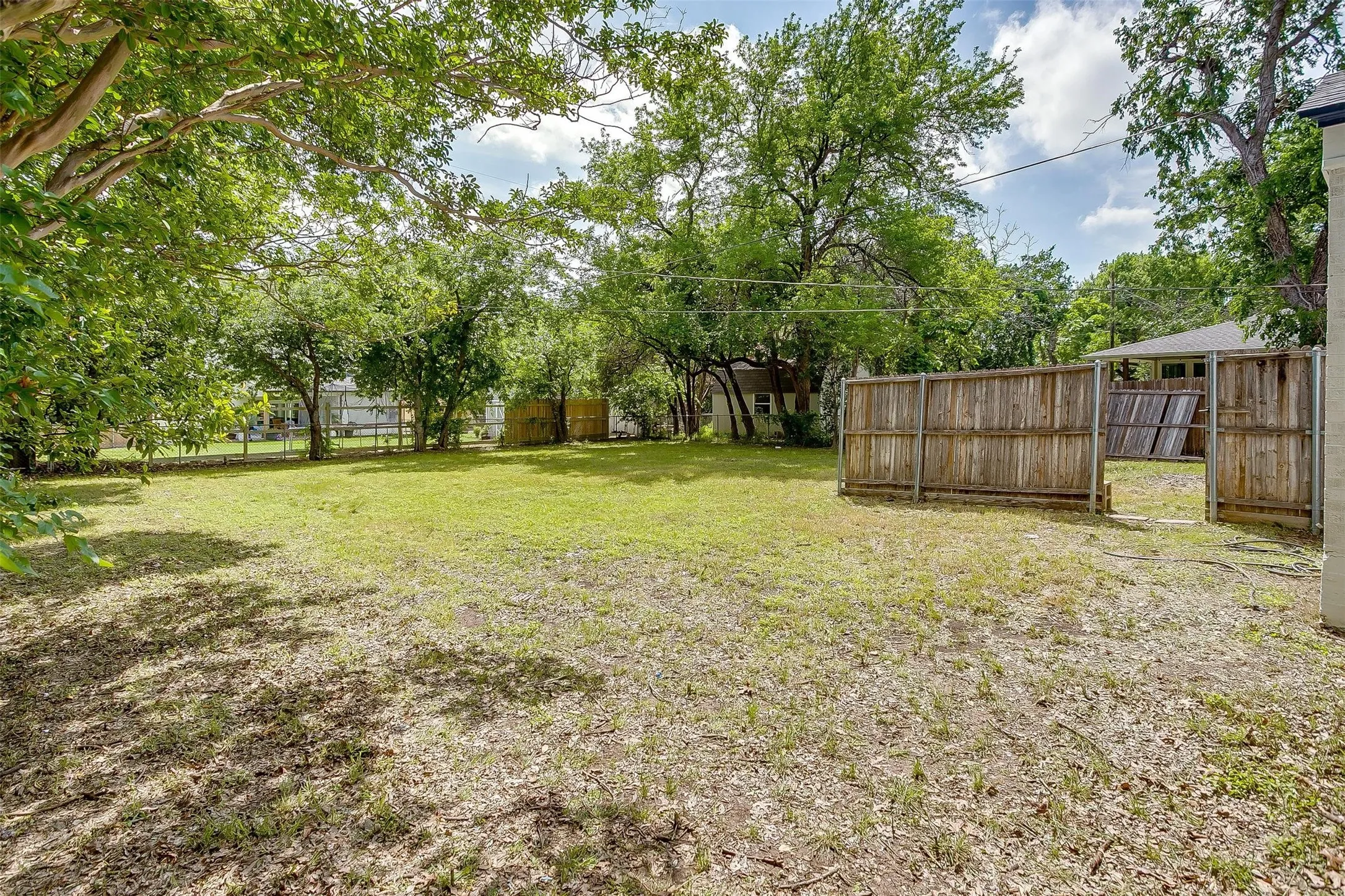 Single Family Residence For Rent in Tarrant County , 3557 Suffolk Drive, Fort Worth, Texas 76109, 2 Bedroom, 1 Bathroom, 1 Garage spaces, 1,104 Sqft, built in 1949, mls#21331598, Real Estate Agent in Fort Worth, Homes For Rent in Tarrant county, Homes For Rent in Fort Worth, Realtor in Fort Worth Texas, Real Estate Brokerage Independent Realty Texas, Luminita Cordes Realtor