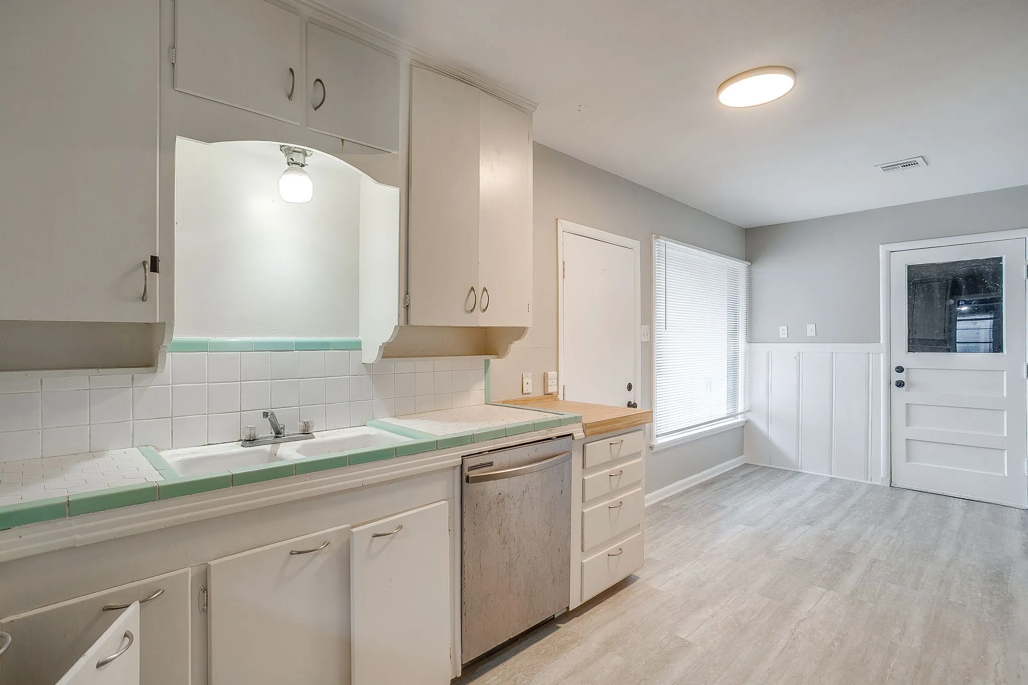 Single Family Residence For Rent in Tarrant County , 3557 Suffolk Drive, Fort Worth, Texas 76109, 2 Bedroom, 1 Bathroom, 1 Garage spaces, 1,104 Sqft, built in 1949, mls#21331598, Real Estate Agent in Fort Worth, Homes For Rent in Tarrant county, Homes For Rent in Fort Worth, Realtor in Fort Worth Texas, Real Estate Brokerage Independent Realty Texas, Luminita Cordes Realtor