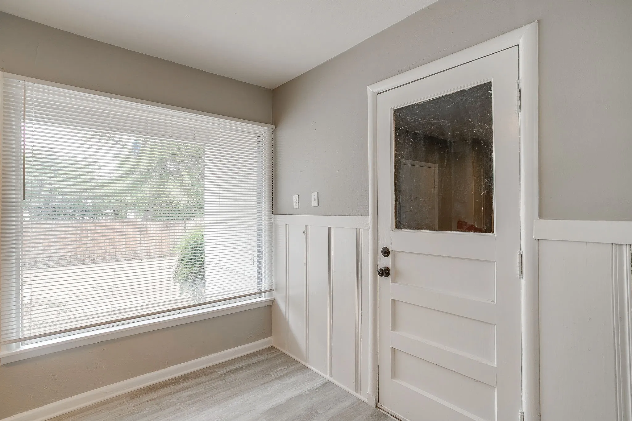Single Family Residence For Rent in Tarrant County , 3557 Suffolk Drive, Fort Worth, Texas 76109, 2 Bedroom, 1 Bathroom, 1 Garage spaces, 1,104 Sqft, built in 1949, mls#21331598, Real Estate Agent in Fort Worth, Homes For Rent in Tarrant county, Homes For Rent in Fort Worth, Realtor in Fort Worth Texas, Real Estate Brokerage Independent Realty Texas, Luminita Cordes Realtor
