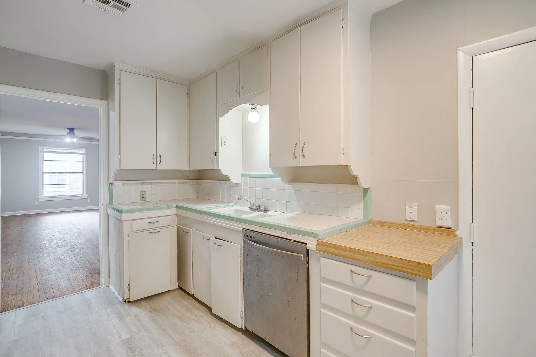 Single Family Residence For Rent in Tarrant County , 3557 Suffolk Drive, Fort Worth, Texas 76109, 2 Bedroom, 1 Bathroom, 1 Garage spaces, 1,104 Sqft, built in 1949, mls#21331598, Real Estate Agent in Fort Worth, Homes For Rent in Tarrant county, Homes For Rent in Fort Worth, Realtor in Fort Worth Texas, Real Estate Brokerage Independent Realty Texas, Luminita Cordes Realtor
