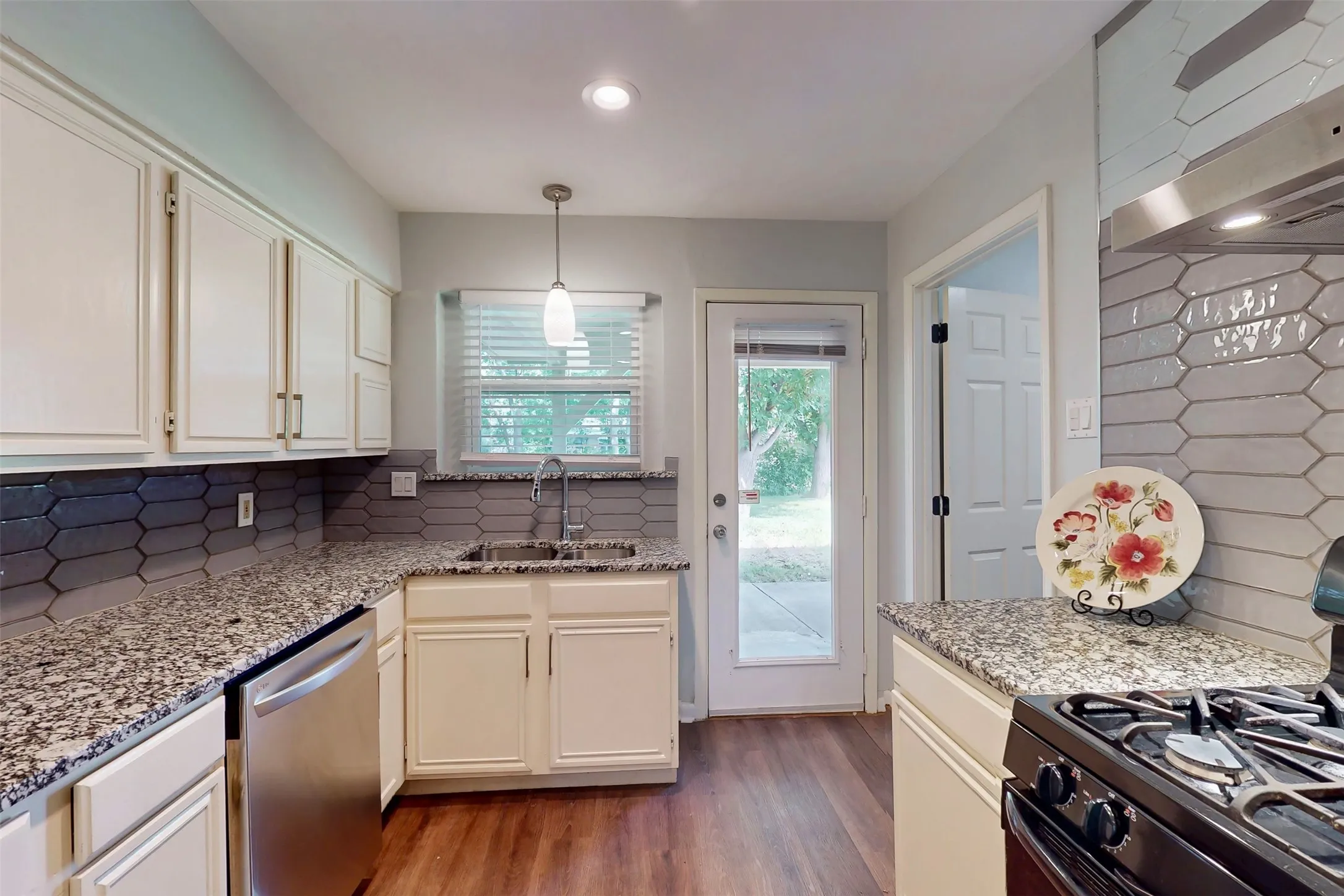 Single Family Residence For Sale in Dallas County , 3351 Caracas Drive, Mesquite, Texas 75150, 6 Bedroom, 3 Bathroom, Garage spaces, 1,550 Sqft, built in 1960, mls#21313784, Real Estate Agent in Mesquite, Homes For Sale in Dallas county, Homes For Sale in Mesquite, Realtor in Mesquite Texas, Real Estate Brokerage Independent Realty Texas, Luminita Cordes Realtor