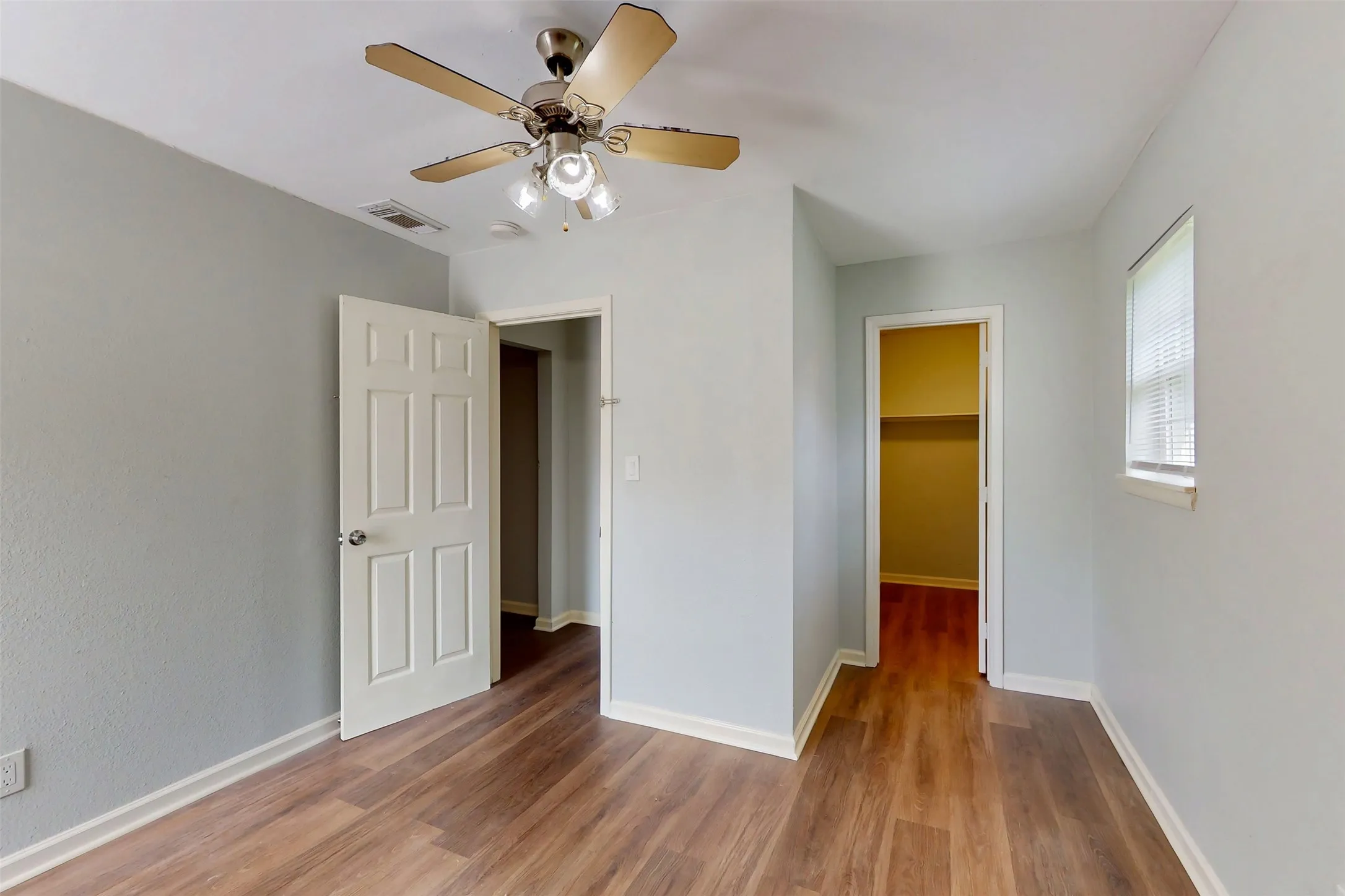 Single Family Residence For Sale in Dallas County , 3351 Caracas Drive, Mesquite, Texas 75150, 6 Bedroom, 3 Bathroom, Garage spaces, 1,550 Sqft, built in 1960, mls#21313784, Real Estate Agent in Mesquite, Homes For Sale in Dallas county, Homes For Sale in Mesquite, Realtor in Mesquite Texas, Real Estate Brokerage Independent Realty Texas, Luminita Cordes Realtor