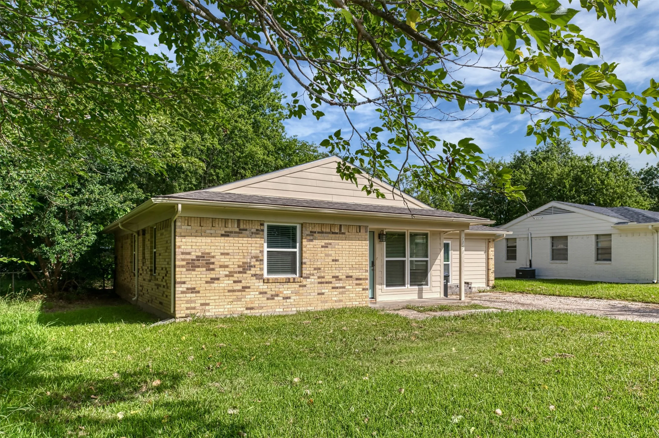 Single Family Residence For Sale in Dallas County , 3351 Caracas Drive, Mesquite, Texas 75150, 6 Bedroom, 3 Bathroom, Garage spaces, 1,550 Sqft, built in 1960, mls#21313784, Real Estate Agent in Mesquite, Homes For Sale in Dallas county, Homes For Sale in Mesquite, Realtor in Mesquite Texas, Real Estate Brokerage Independent Realty Texas, Luminita Cordes Realtor