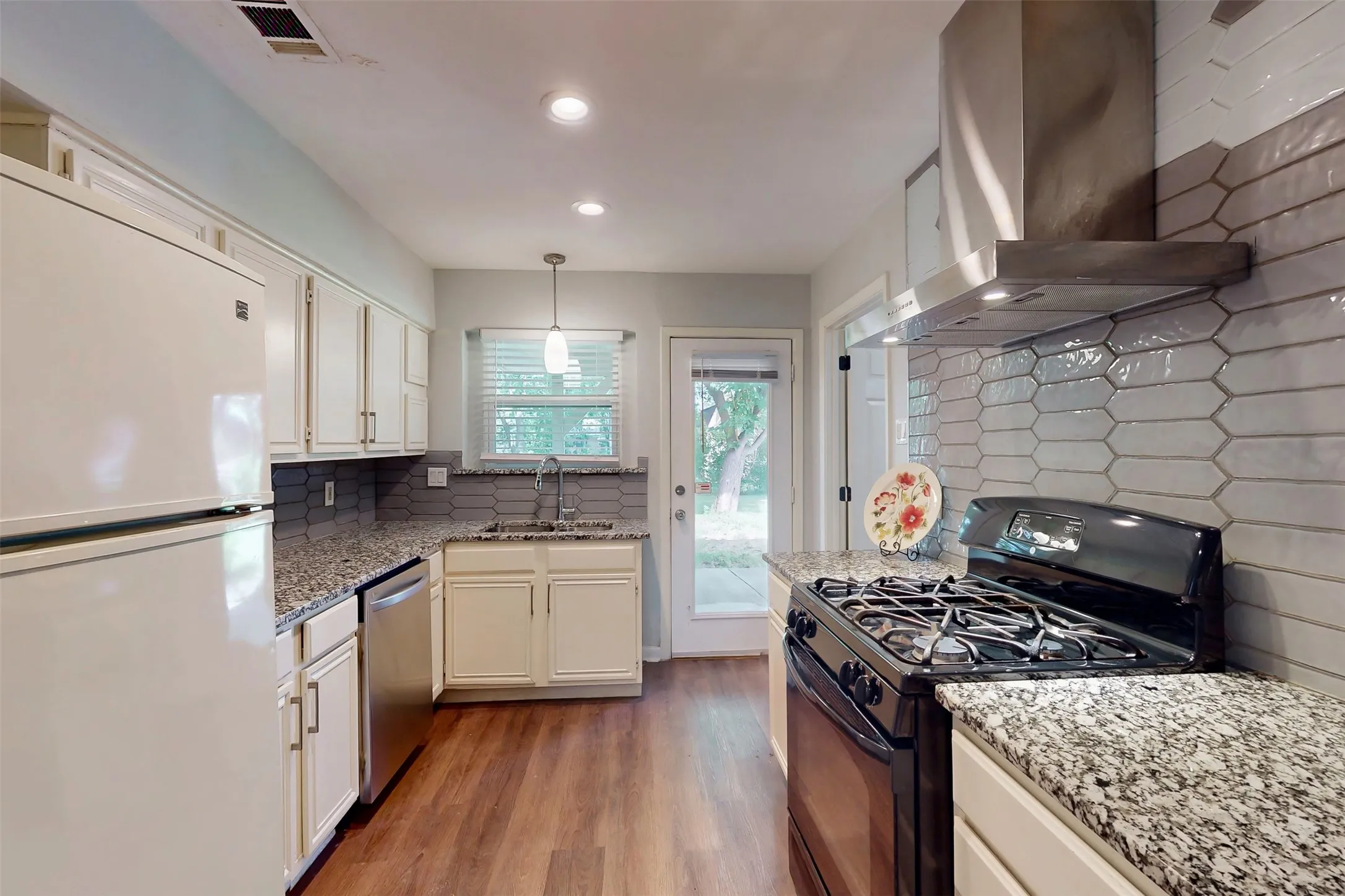 Single Family Residence For Sale in Dallas County , 3351 Caracas Drive, Mesquite, Texas 75150, 6 Bedroom, 3 Bathroom, Garage spaces, 1,550 Sqft, built in 1960, mls#21313784, Real Estate Agent in Mesquite, Homes For Sale in Dallas county, Homes For Sale in Mesquite, Realtor in Mesquite Texas, Real Estate Brokerage Independent Realty Texas, Luminita Cordes Realtor
