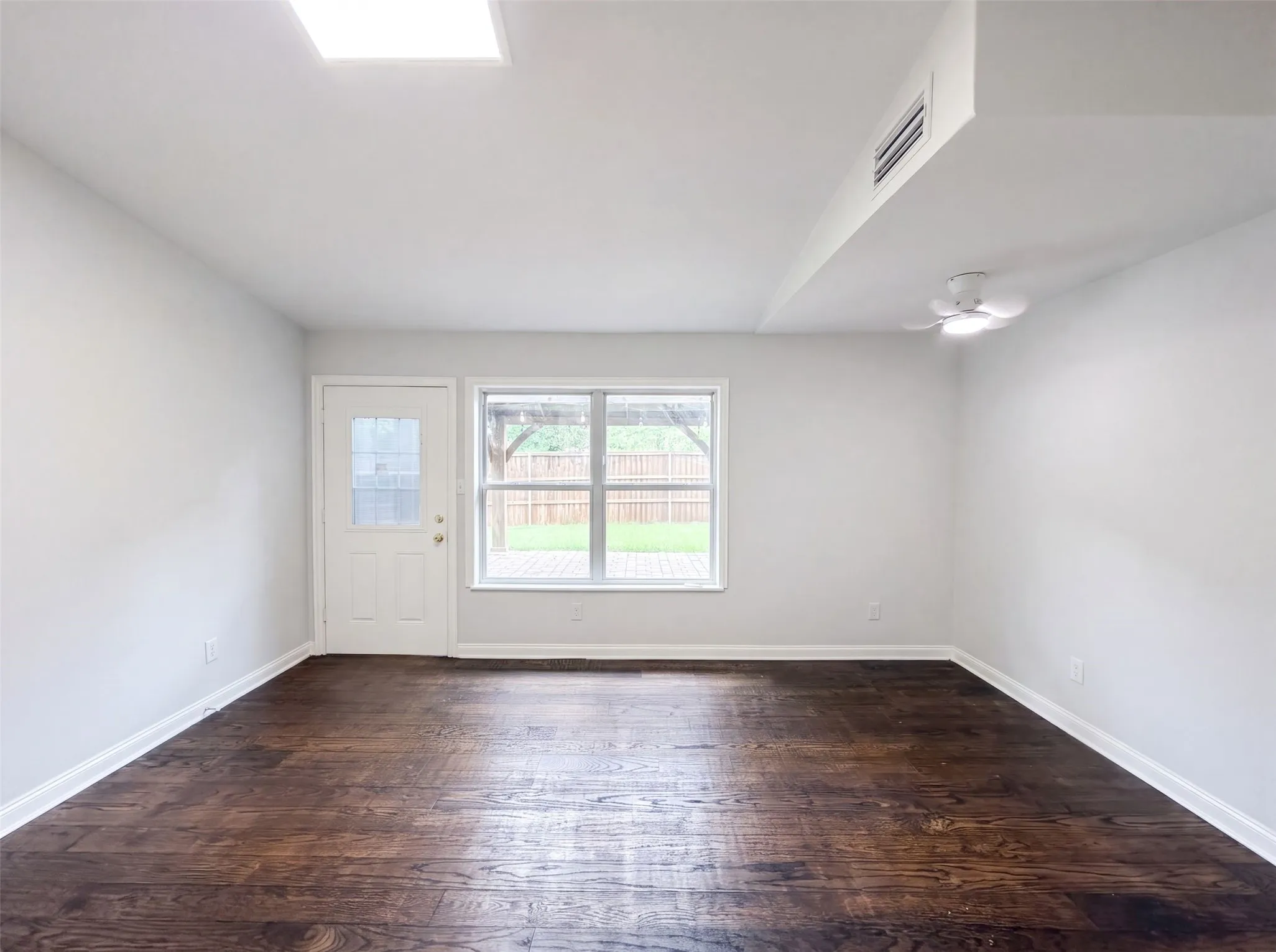 Single Family Residence For Sale in Dallas County , 3308 Brookhaven Club Drive, Farmers Branch, Texas 75234, 4 Bedroom, 3 Bathroom, 2 Garage spaces, 2,659 Sqft, built in 1966, mls#21331635, Real Estate Agent in Farmers Branch, Homes For Sale in Dallas county, Homes For Sale in Farmers Branch, Realtor in Farmers Branch Texas, Real Estate Brokerage Independent Realty Texas, Luminita Cordes Realtor