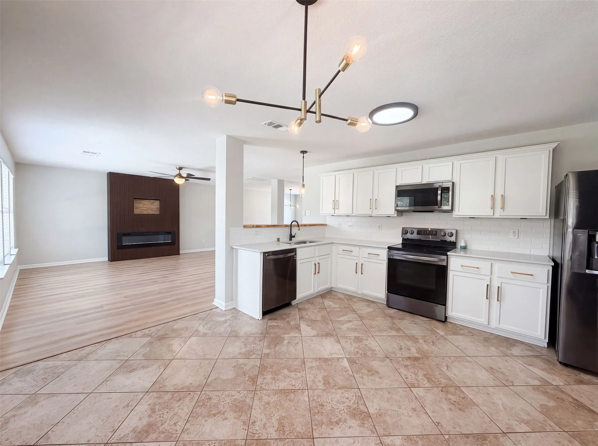 Single Family Residence For Sale in Tarrant County , 3605 Lazy River Ranch Road, Fort Worth, Texas 76262, 3 Bedroom, 3 Bathroom, 2 Garage spaces, 2,073 Sqft, built in 2005, mls#21331637, Real Estate Agent in Fort Worth, Homes For Sale in Tarrant county, Homes For Sale in Fort Worth, Realtor in Fort Worth Texas, Real Estate Brokerage Independent Realty Texas, Luminita Cordes Realtor
