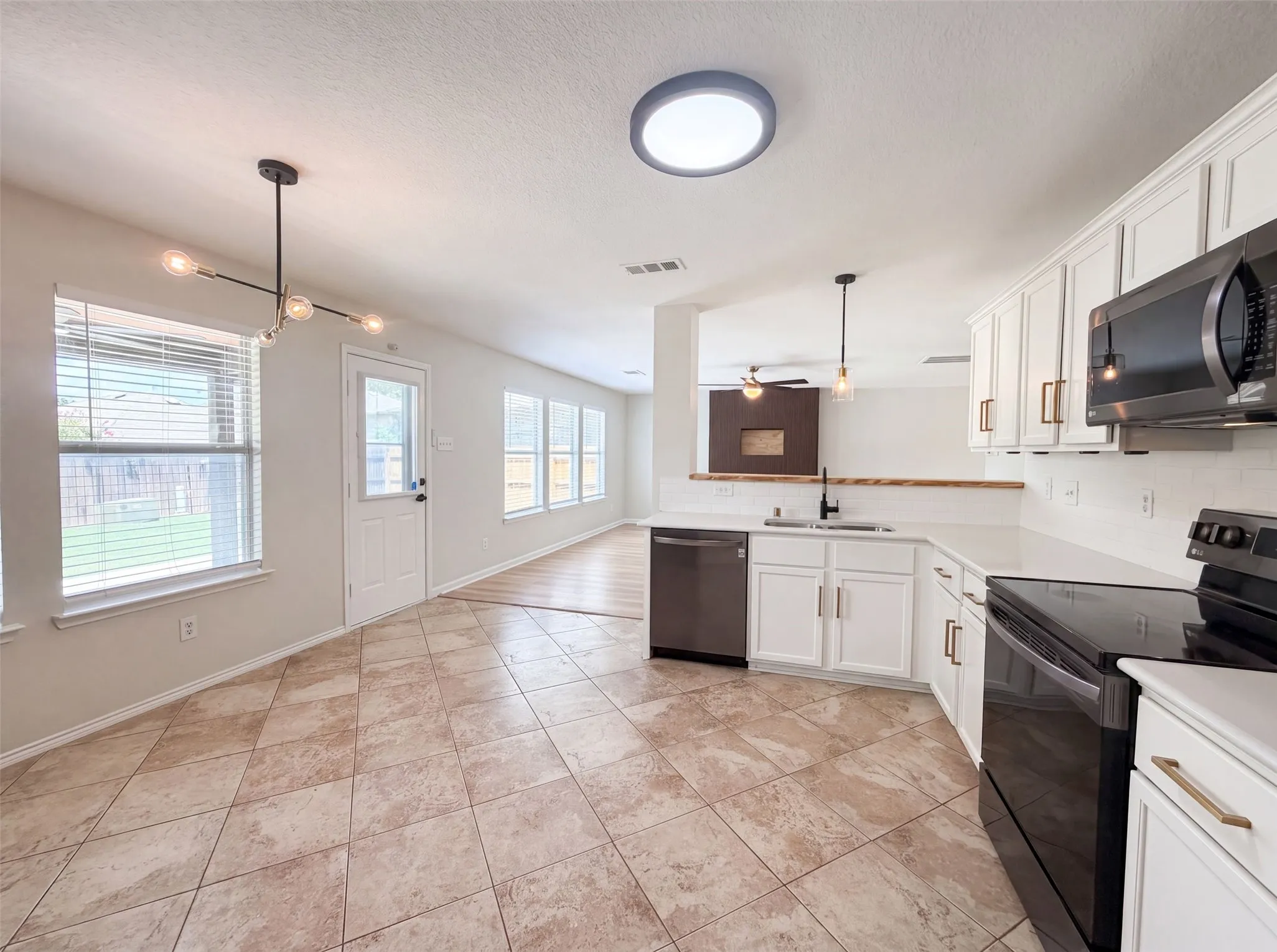Single Family Residence For Sale in Tarrant County , 3605 Lazy River Ranch Road, Fort Worth, Texas 76262, 3 Bedroom, 3 Bathroom, 2 Garage spaces, 2,073 Sqft, built in 2005, mls#21331637, Real Estate Agent in Fort Worth, Homes For Sale in Tarrant county, Homes For Sale in Fort Worth, Realtor in Fort Worth Texas, Real Estate Brokerage Independent Realty Texas, Luminita Cordes Realtor