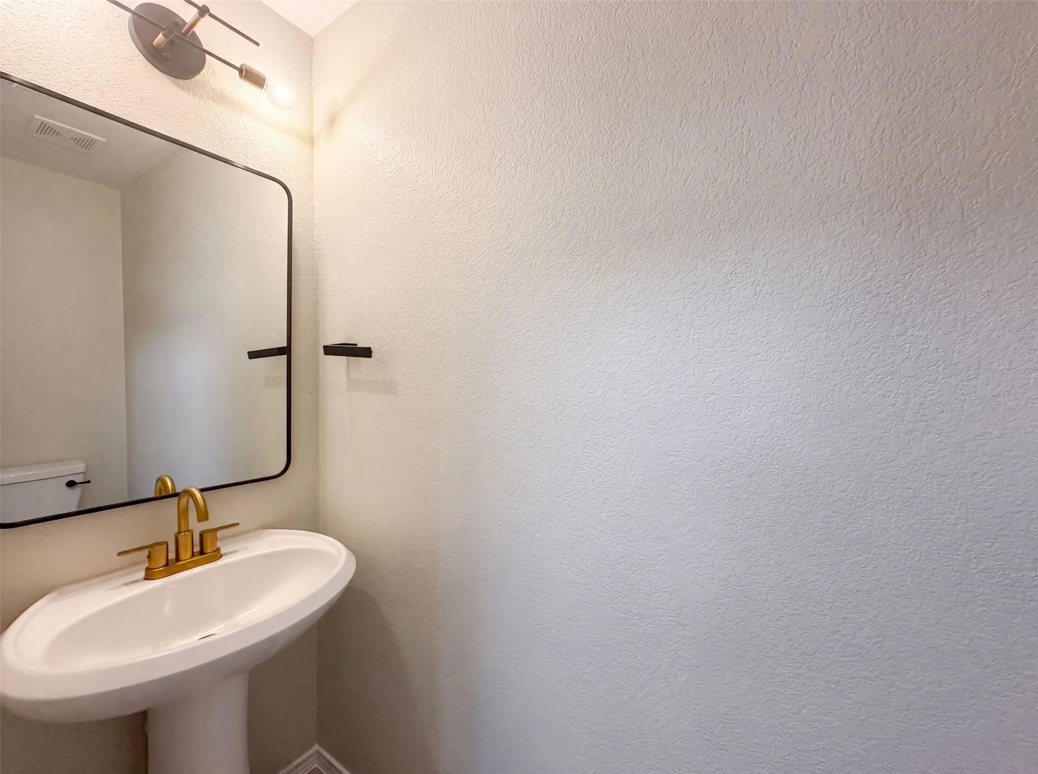 Single Family Residence For Sale in Tarrant County , 3605 Lazy River Ranch Road, Fort Worth, Texas 76262, 3 Bedroom, 3 Bathroom, 2 Garage spaces, 2,073 Sqft, built in 2005, mls#21331637, Real Estate Agent in Fort Worth, Homes For Sale in Tarrant county, Homes For Sale in Fort Worth, Realtor in Fort Worth Texas, Real Estate Brokerage Independent Realty Texas, Luminita Cordes Realtor