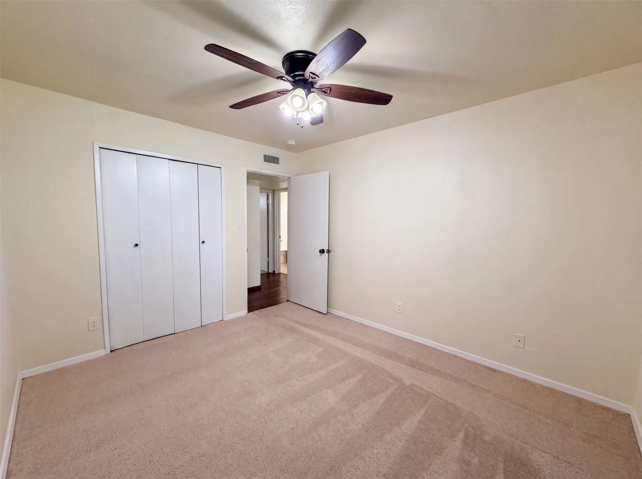 Single Family Residence For Sale in Dallas County , 530 Shadowcrest Lane, Coppell, Texas 75019, 3 Bedroom, 2 Bathroom, 2 Garage spaces, 2,047 Sqft, built in 1979, mls#21331639, Real Estate Agent in Coppell, Homes For Sale in Dallas county, Homes For Sale in Coppell, Realtor in Coppell Texas, Real Estate Brokerage Independent Realty Texas, Luminita Cordes Realtor