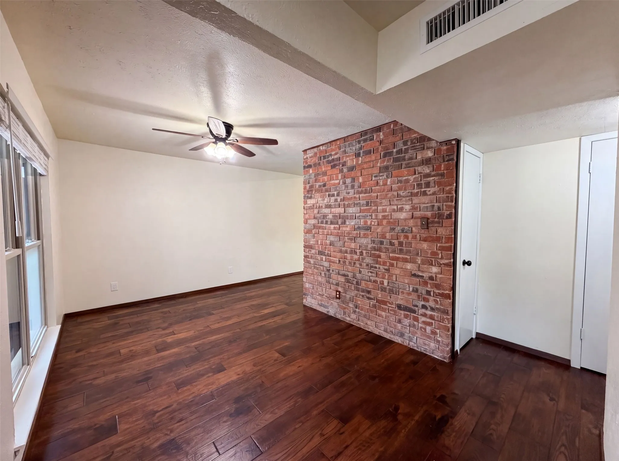 Single Family Residence For Sale in Dallas County , 530 Shadowcrest Lane, Coppell, Texas 75019, 3 Bedroom, 2 Bathroom, 2 Garage spaces, 2,047 Sqft, built in 1979, mls#21331639, Real Estate Agent in Coppell, Homes For Sale in Dallas county, Homes For Sale in Coppell, Realtor in Coppell Texas, Real Estate Brokerage Independent Realty Texas, Luminita Cordes Realtor